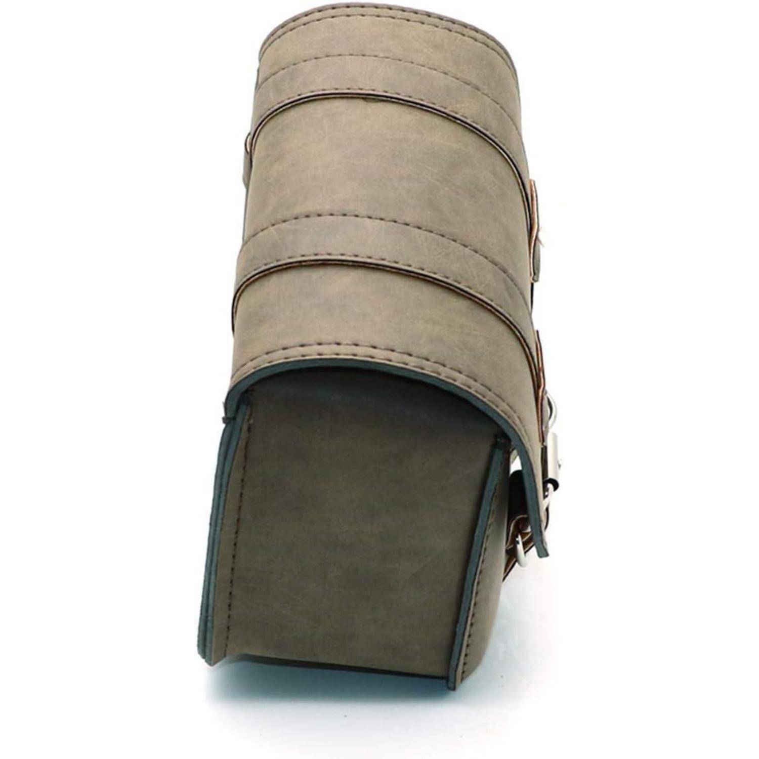Beige zylindrische Ledertasche zum Aufrollen mit Riemen, isoliert auf weißem Hintergrund dargestellt.