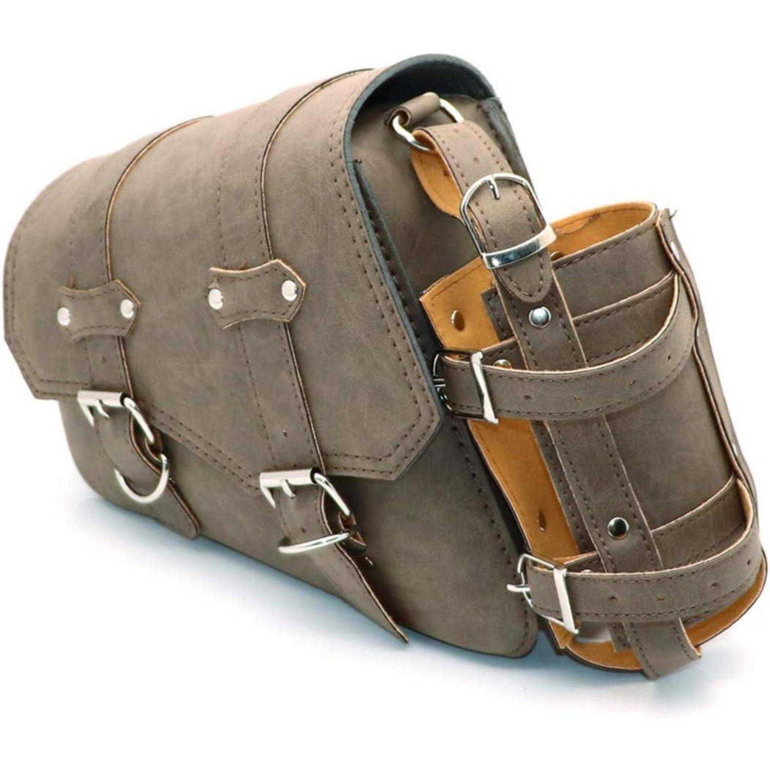 Braune Ledersatteltasche mit Schnallen und Riemen, geschlossen auf weißem Hintergrund dargestellt.