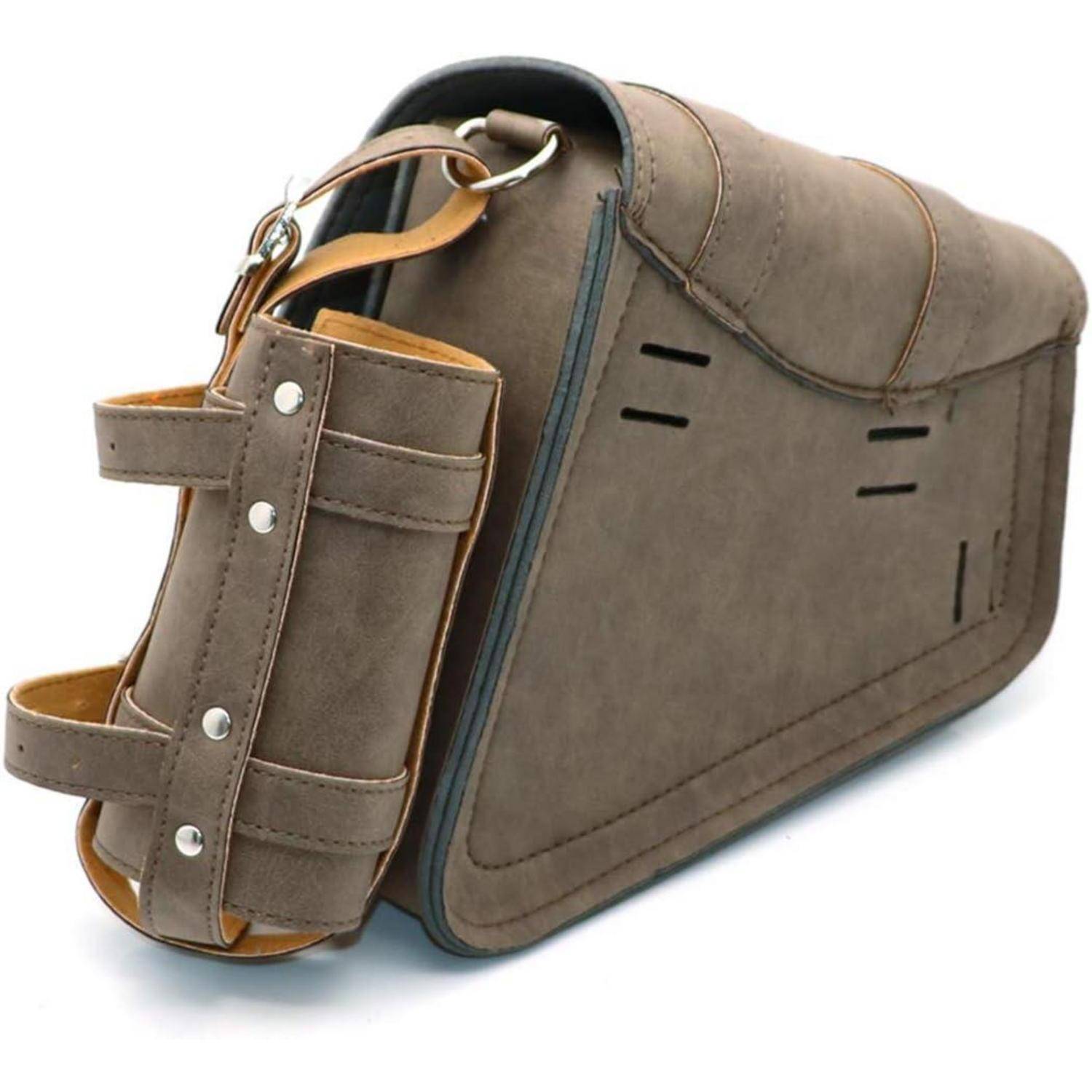 Braune Ledersatteltasche mit passendem Seitenbeutel, auf weißem Hintergrund abgebildet.