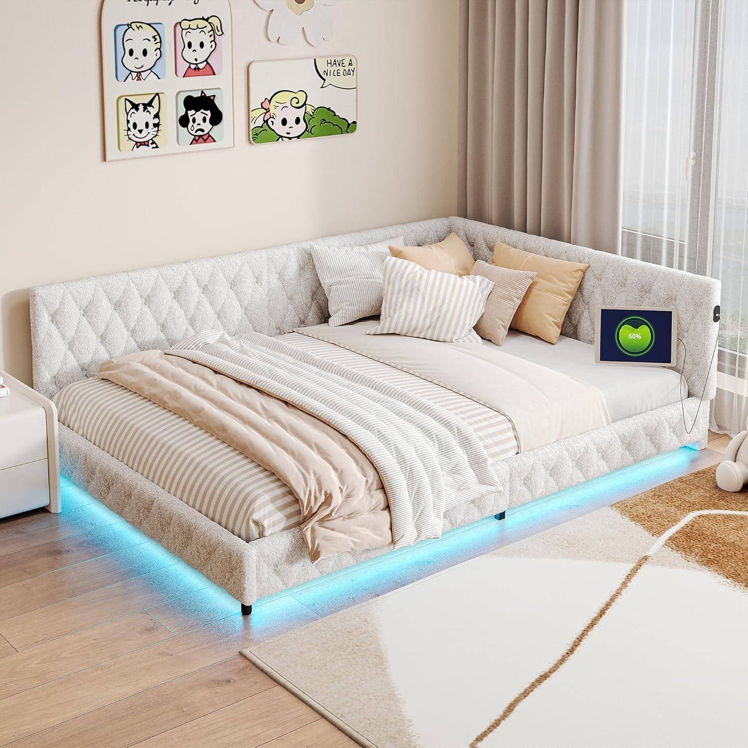 Modernes gepolstertes Eck-Tagesbett mit beigefarbener Bettwäsche, Kissen, Wandkunst und blauem LED-Unterlicht in einem hellen Schlafzimmer.