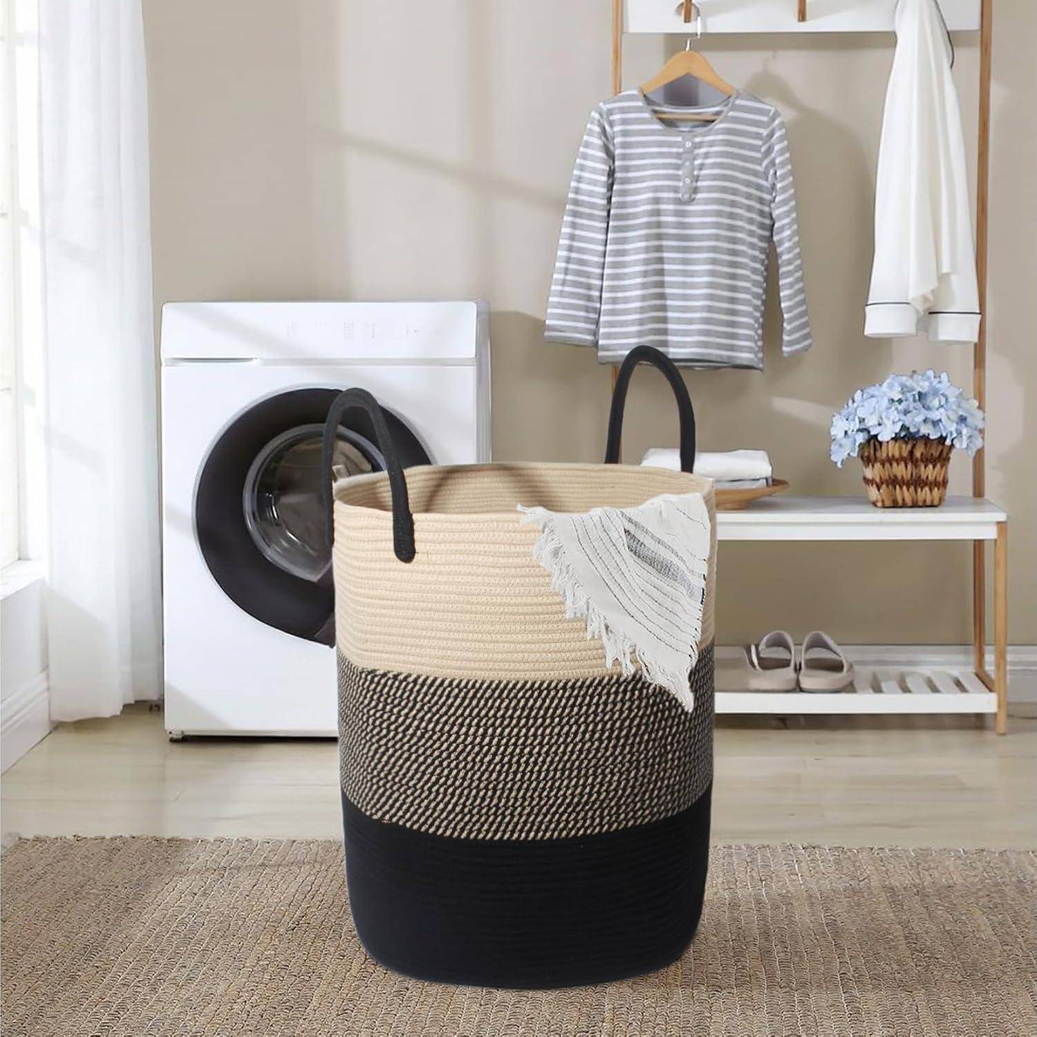 Waschküche mit einer Frontlader-Waschmaschine, hängender Kleidung und einem geflochtenen Aufbewahrungskorb im Vordergrund.