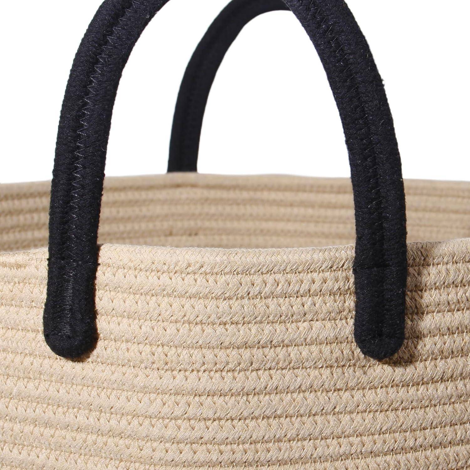Nahaufnahme einer beigen Webtasche mit schwarzen Stoffhenkeln vor weißem Hintergrund.