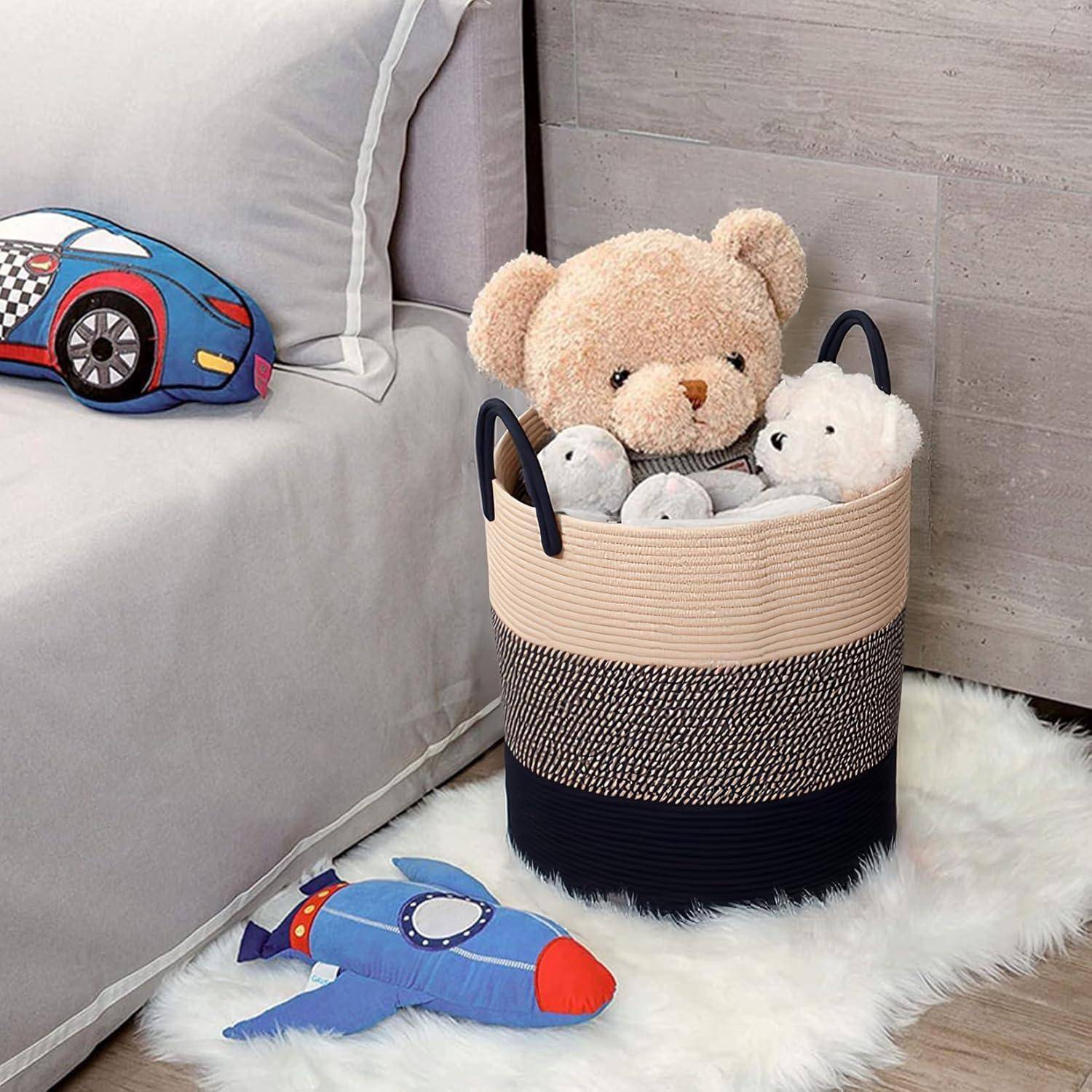 Kuscheltiere in einem geflochtenen Aufbewahrungskorb neben einem Bett, mit einem Rakettenspielzeug auf einem flauschigen Teppich und einem passenden Auto-Kissen auf dem Bett.