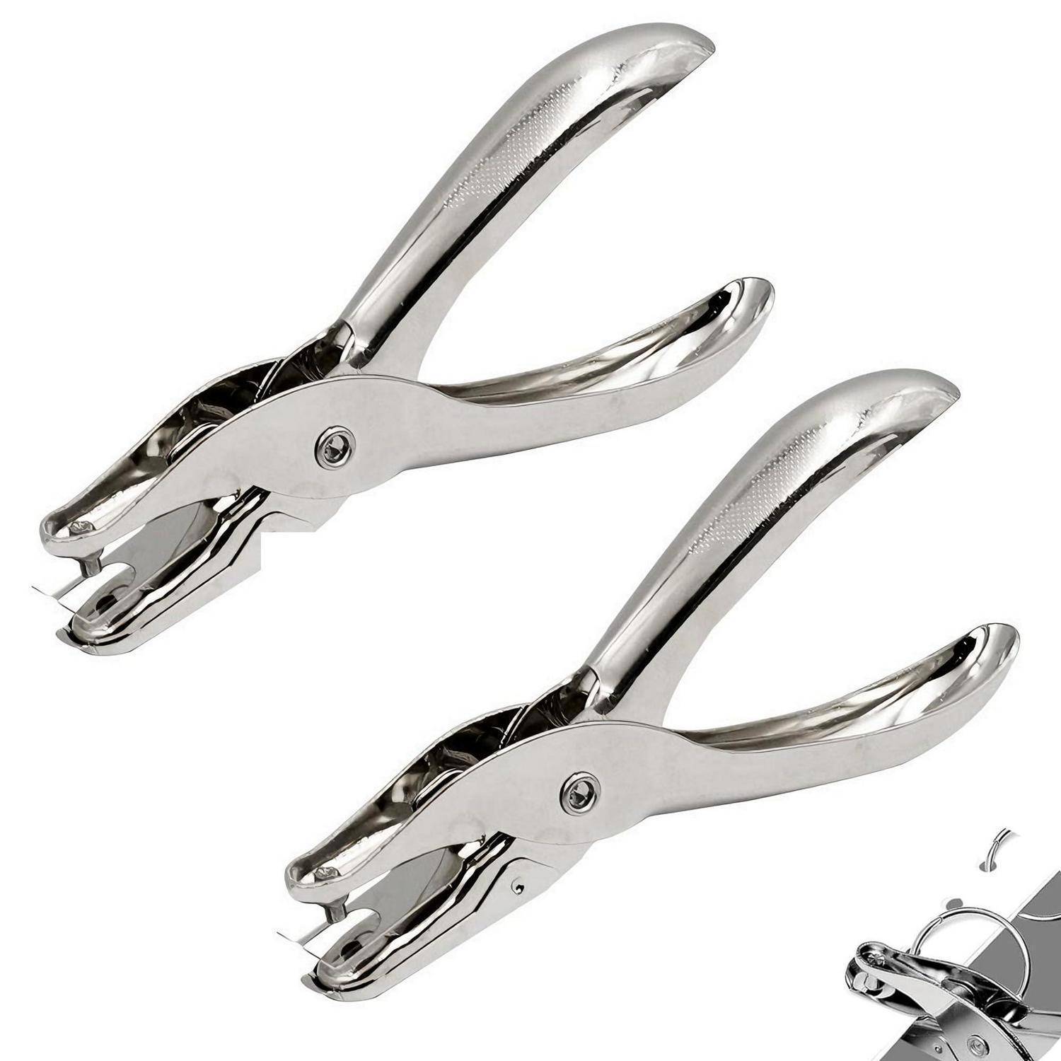 Zwei Chrom-Ösenlocheisen, dargestellt auf weißem Hintergrund, mit einem kleinen Metallfastener-Teil unten rechts.