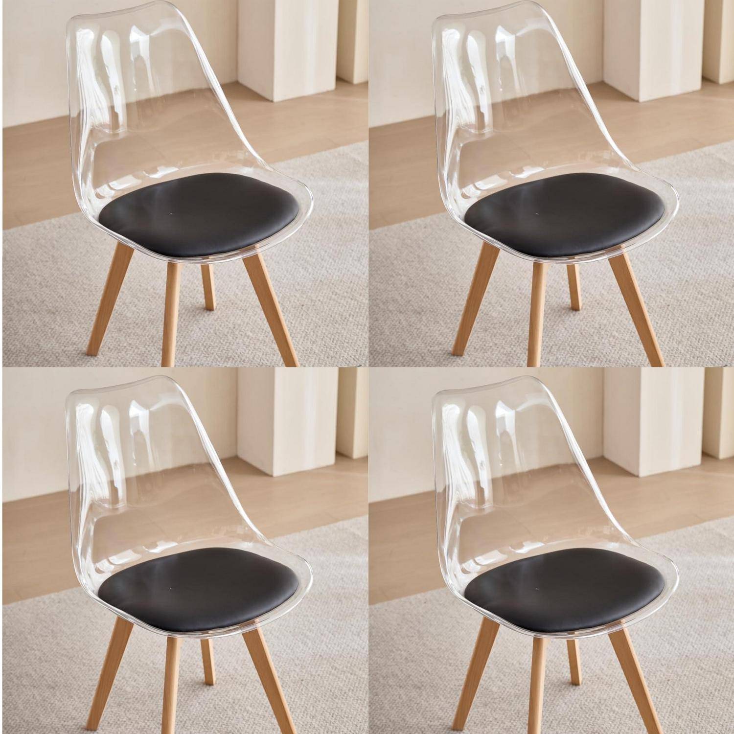 Ein transparenter Kunststoffstuhl mit schwarzem Sitz und Holzbeinen wird in vier nahezu identischen Ansichten auf einem hellen Teppich in einem modernen Raum gezeigt.