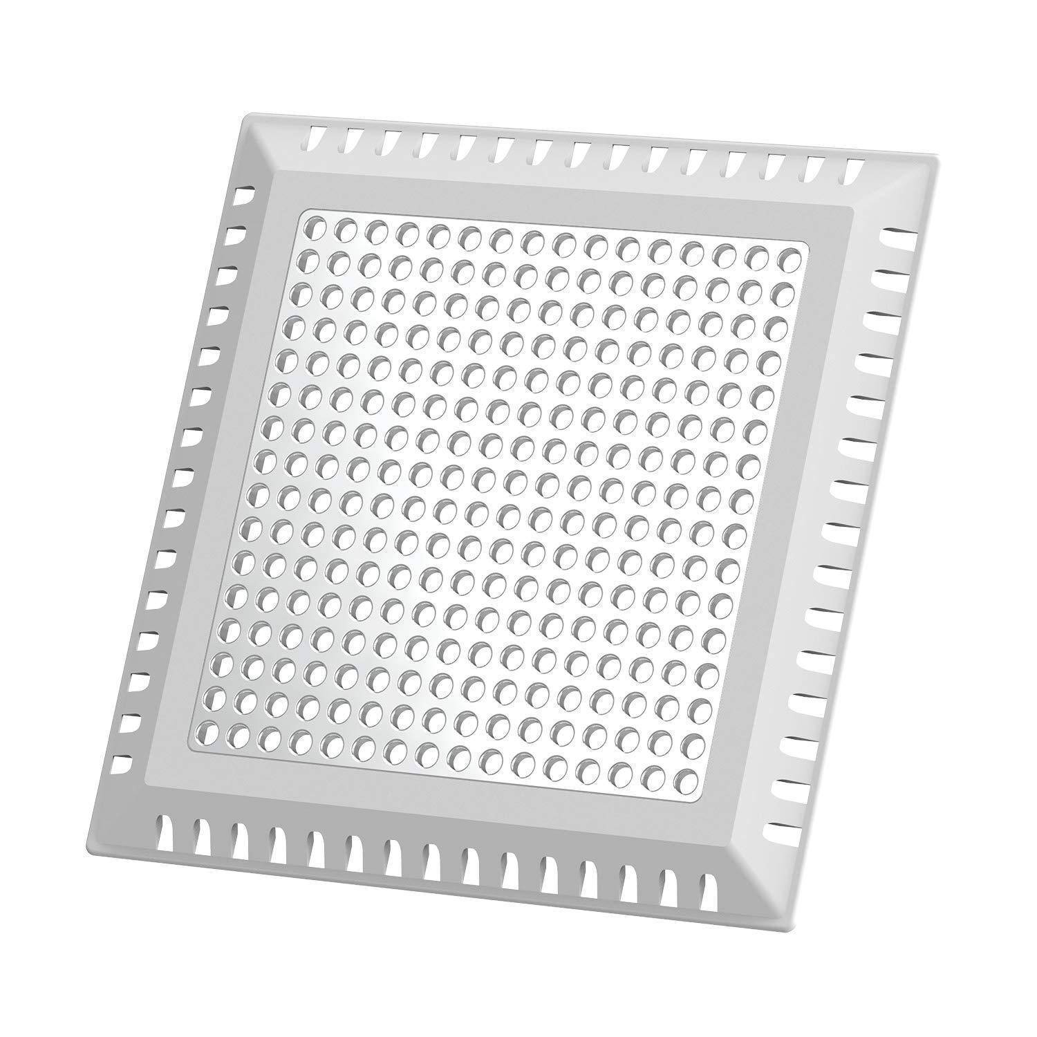 Nahaufnahme eines quadratischen perforierten Metallreibers oder Siebs mit vielen kleinen runden Löchern und geschlitzten Kanten, auf weißem Hintergrund dargestellt.