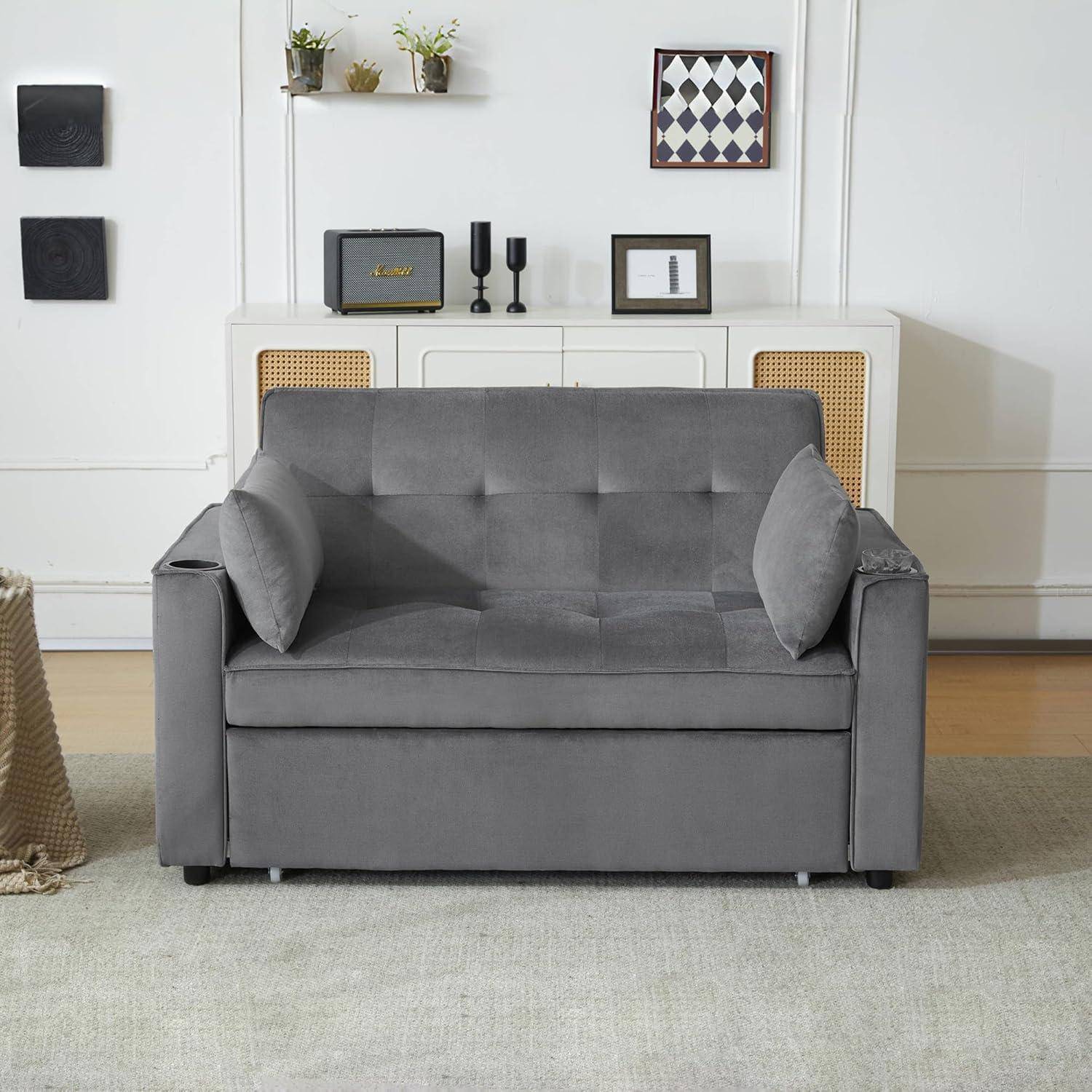 Grau zweisitziges Sofa mit passenden Kissen in einem hellen Wohnzimmer, vor einem weißen Sideboard mit gerahmter Dekoration.