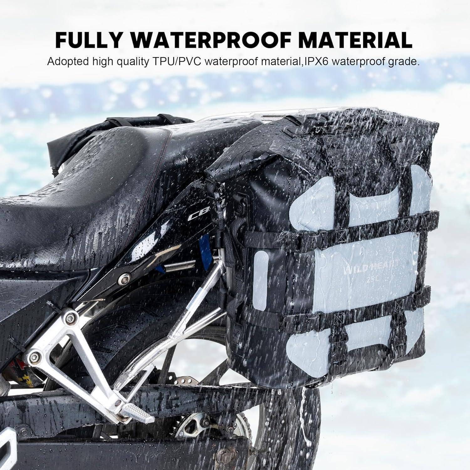 Motorrad-Heckgepäcktasche im starken Regen, dargestellt als vollständig wasserdicht mit TPU-/PVC-Material und der Aufschrift „IPX6-Wasserdichtigkeitsklasse".