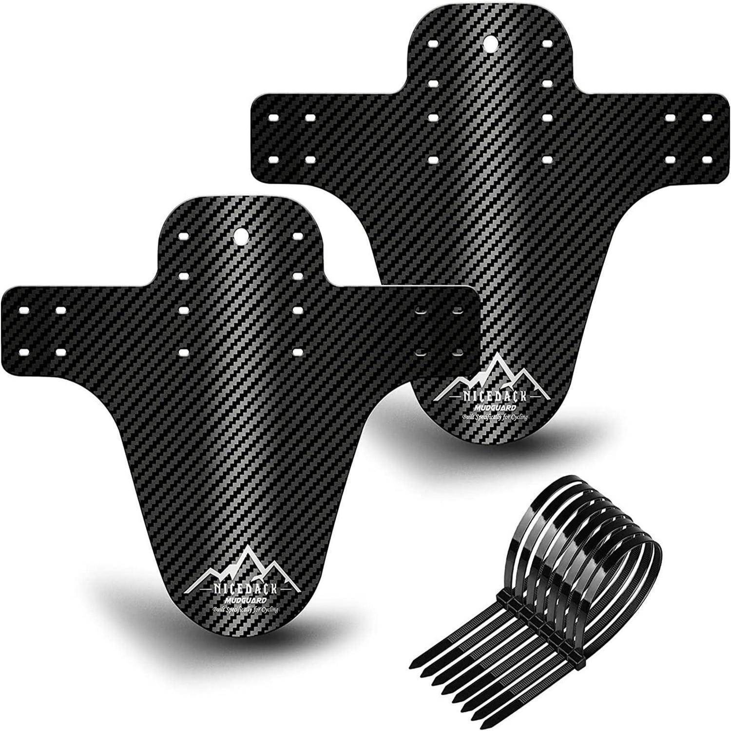 Zwei schwarze, kohlefaseroptik-Motorradschutzbleche und ein passendes Set schwarzer kammartiger Klingen auf weißem Hintergrund.