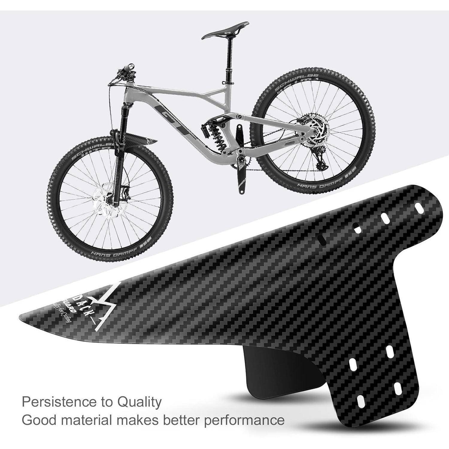 Mountainbike über einem Carbon-Kotflügel hinten, zeigt das installierte Zubehör zum Schutz; der Text lautet „Beharrlichkeit auf Qualität" und „Gutes Material führt zu besserer Leistung"".