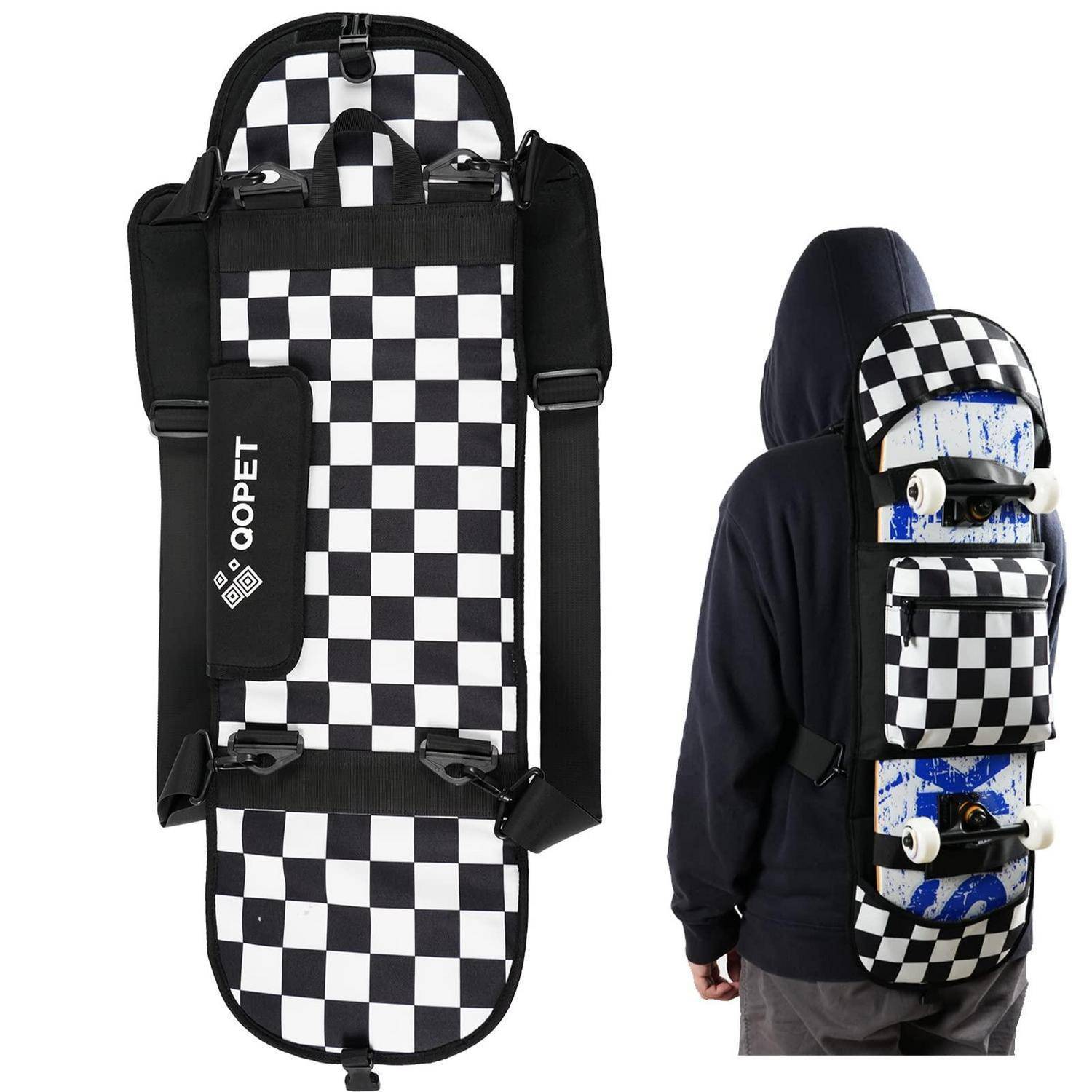 Schwarz-weiß karierter Skateboard-Rucksack mit Riemen und Taschen, flach dargestellt und von einer Person getragen, die ein Skateboard trägt