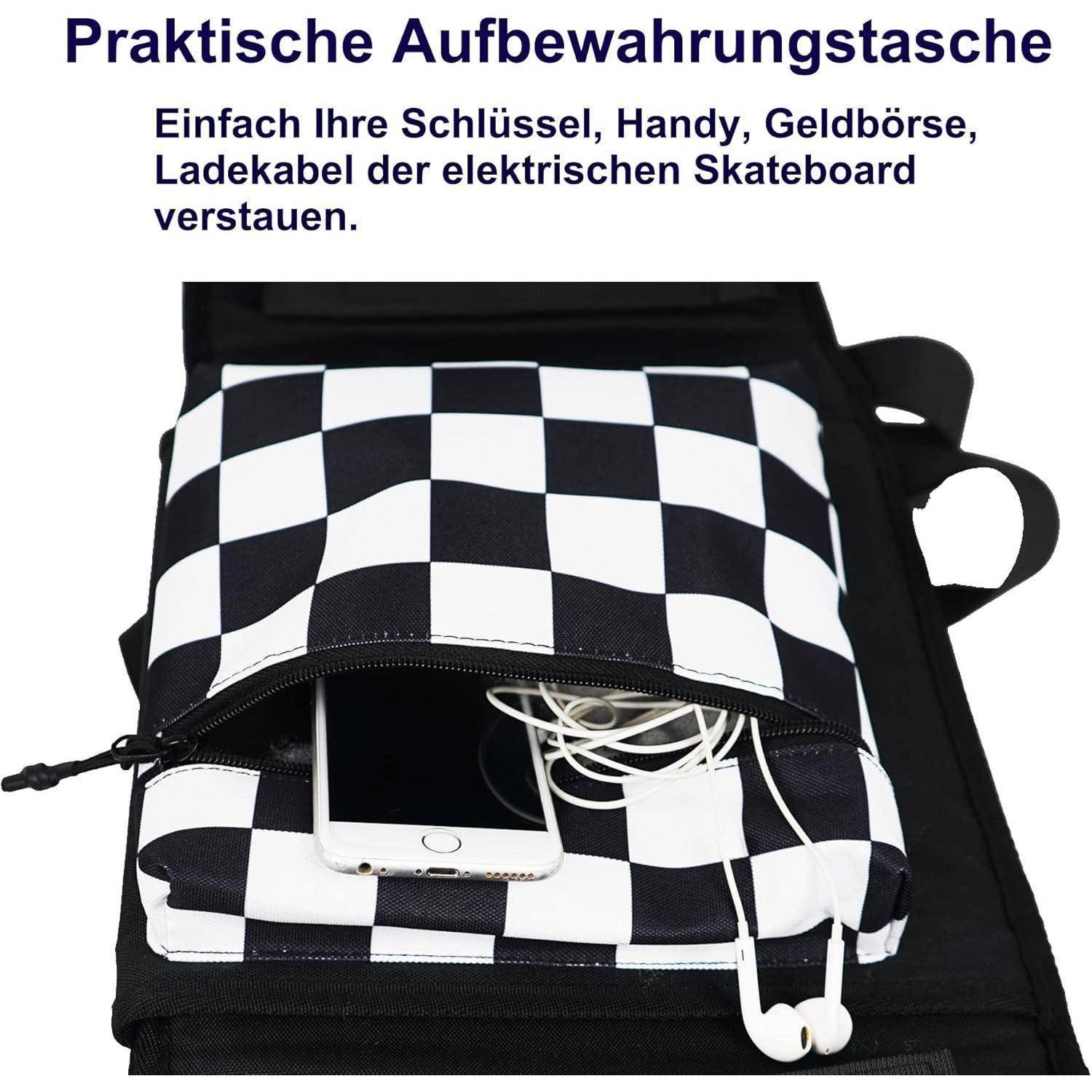 Karierter Aufbewahrungsbeutel mit Reißverschlusstasche, der ein Telefon und Kopfhörer hält; deutscher Text besagt, dass er Schlüssel, Telefon, Geldbeutel und Elektroscooter-Kabel lagert.