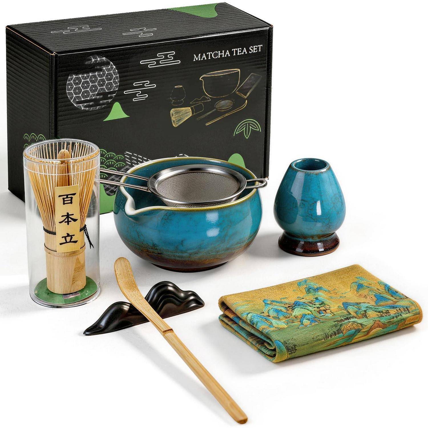 Matcha-Teeset mit Schale, Besen, Bambusschaufel, Tasse und gefaltetem Tuch, dargestellt mit einer schwarzen Box mit der Aufschrift „MATCHA TEA SET