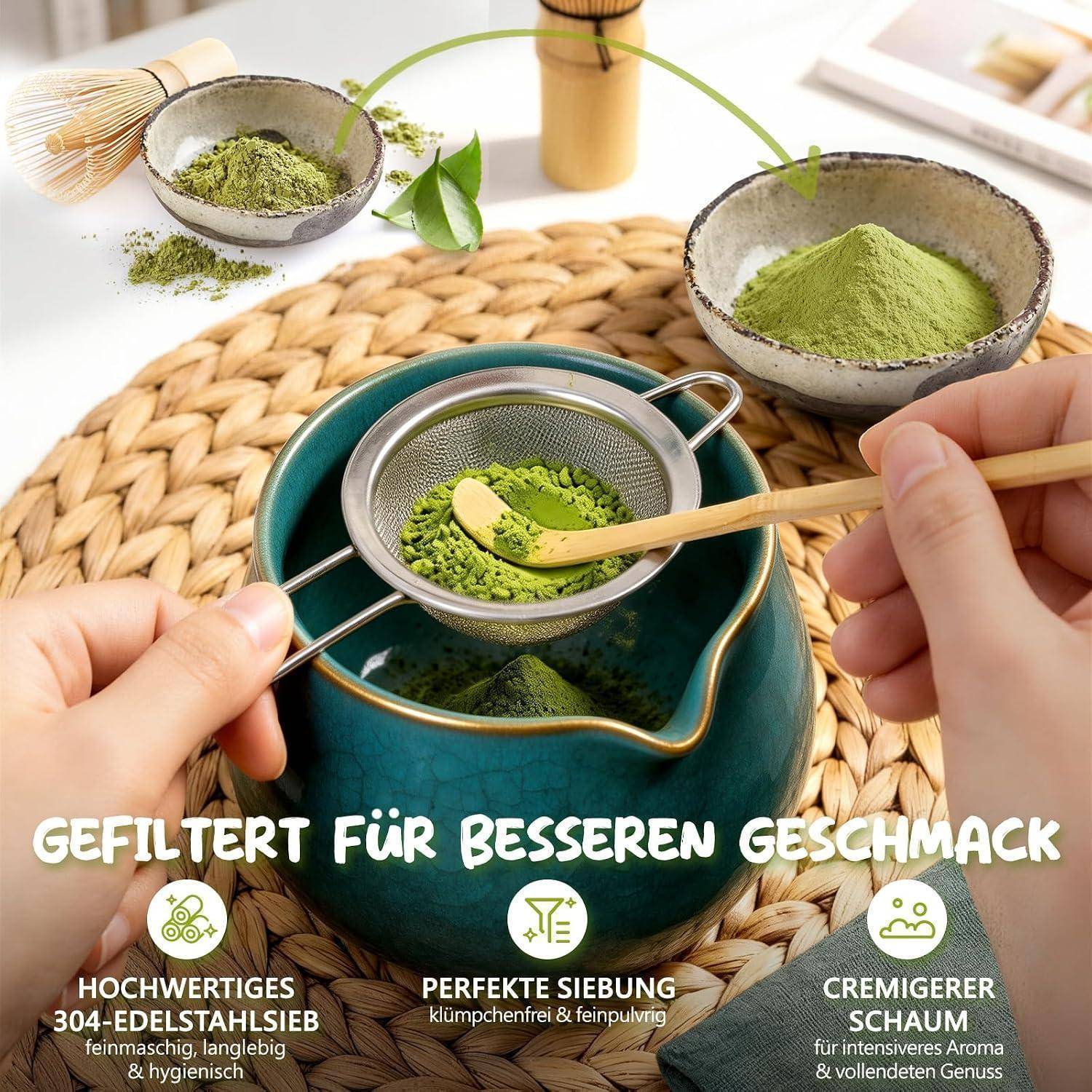 # Hände sieben grünes Matcha-Pulver durch ein feines Sieb in eine blaugrüne Schüssel, mit Schüsseln mit Matcha-Pulver rundherum und deutschem Text, der besseren Geschmack und cremigeren Schaum bewirbt.