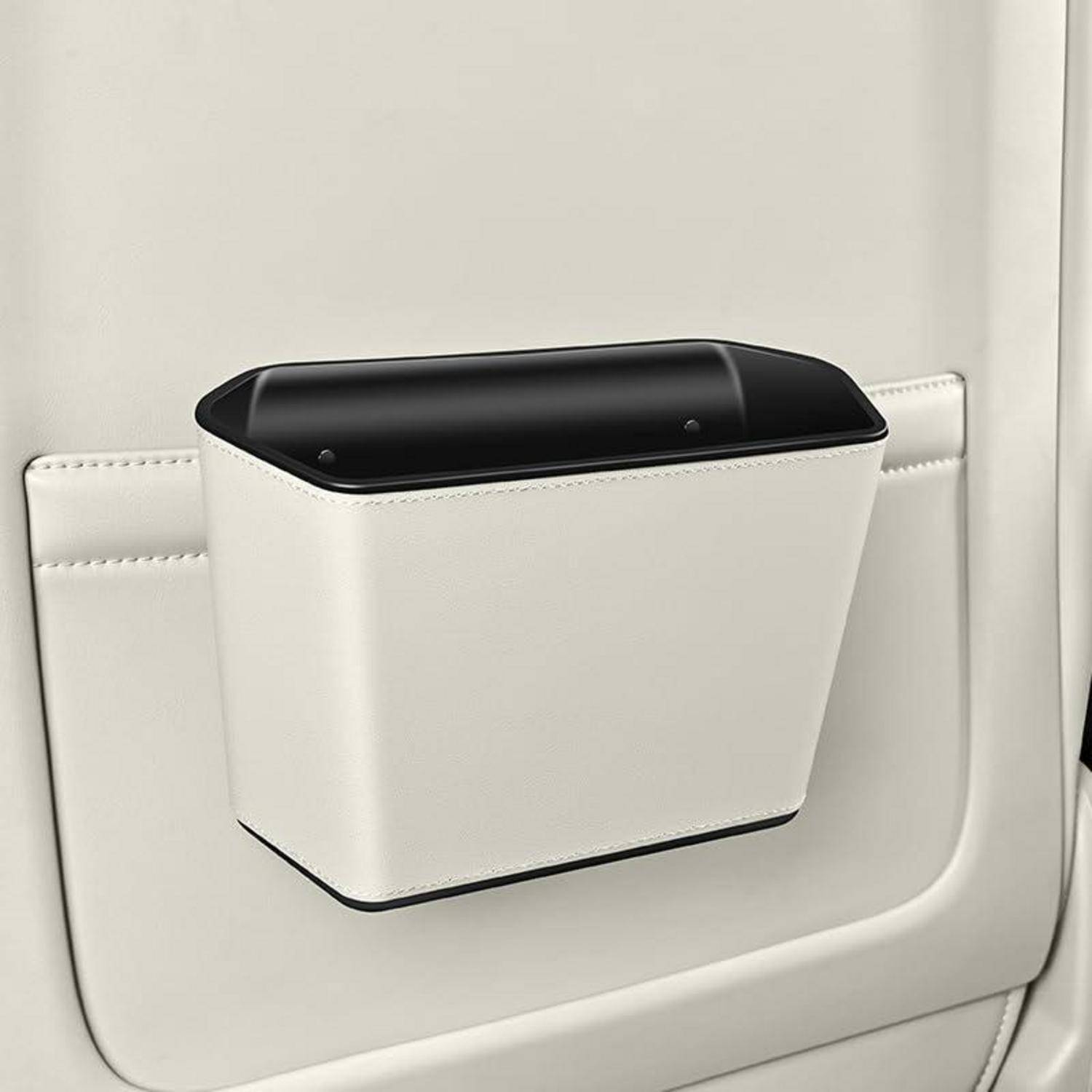 Kleine weiße Ledertasche für das Auto mit schwarzer offener Oberseite, befestigt an der Rückenlehne eines Sitzes.