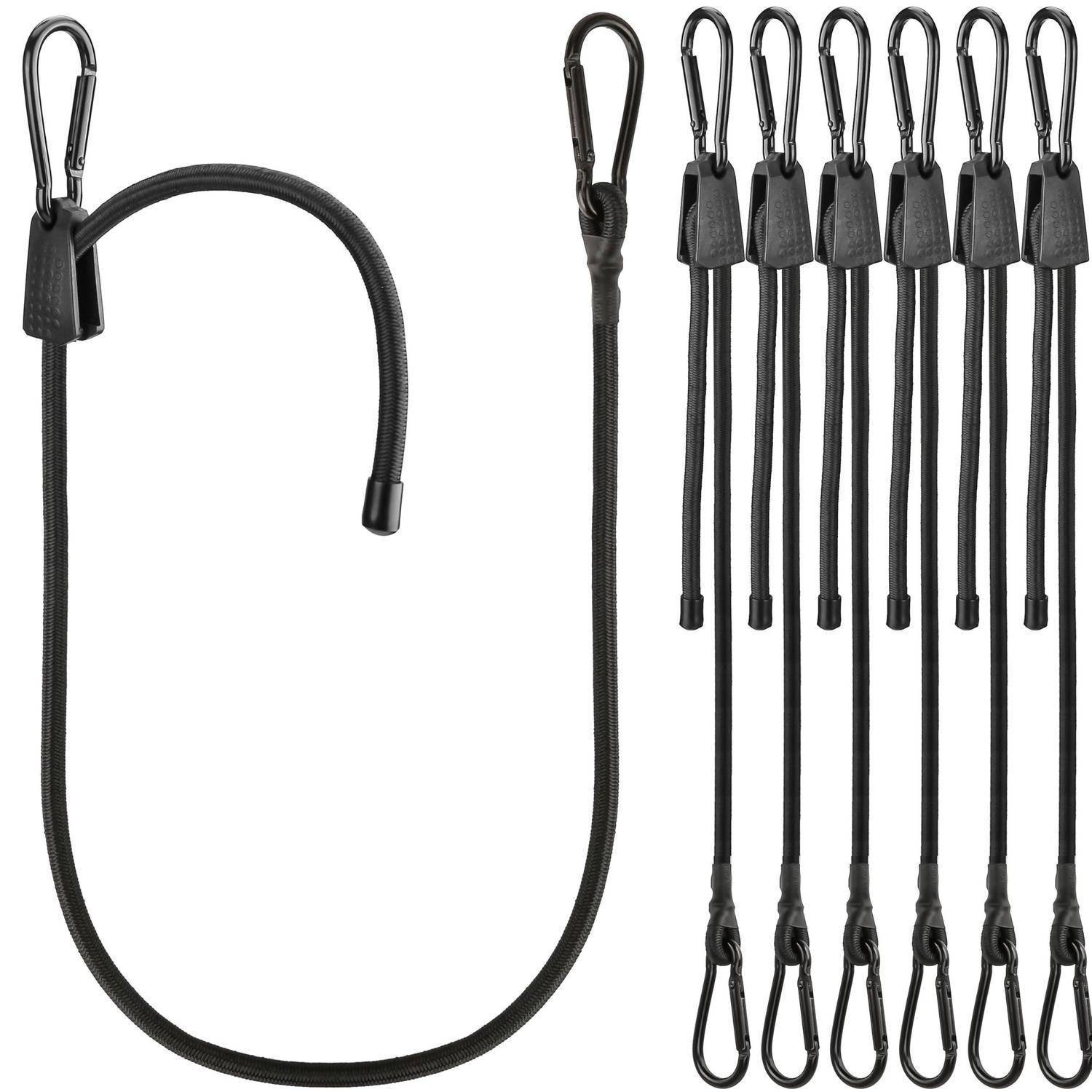 Schwarzes elastisches Seil mit Metallkarabinerhaken, dargestellt als eine Schlinge und ein Satz mehrerer ähnlicher Seile auf weißem Hintergrund.