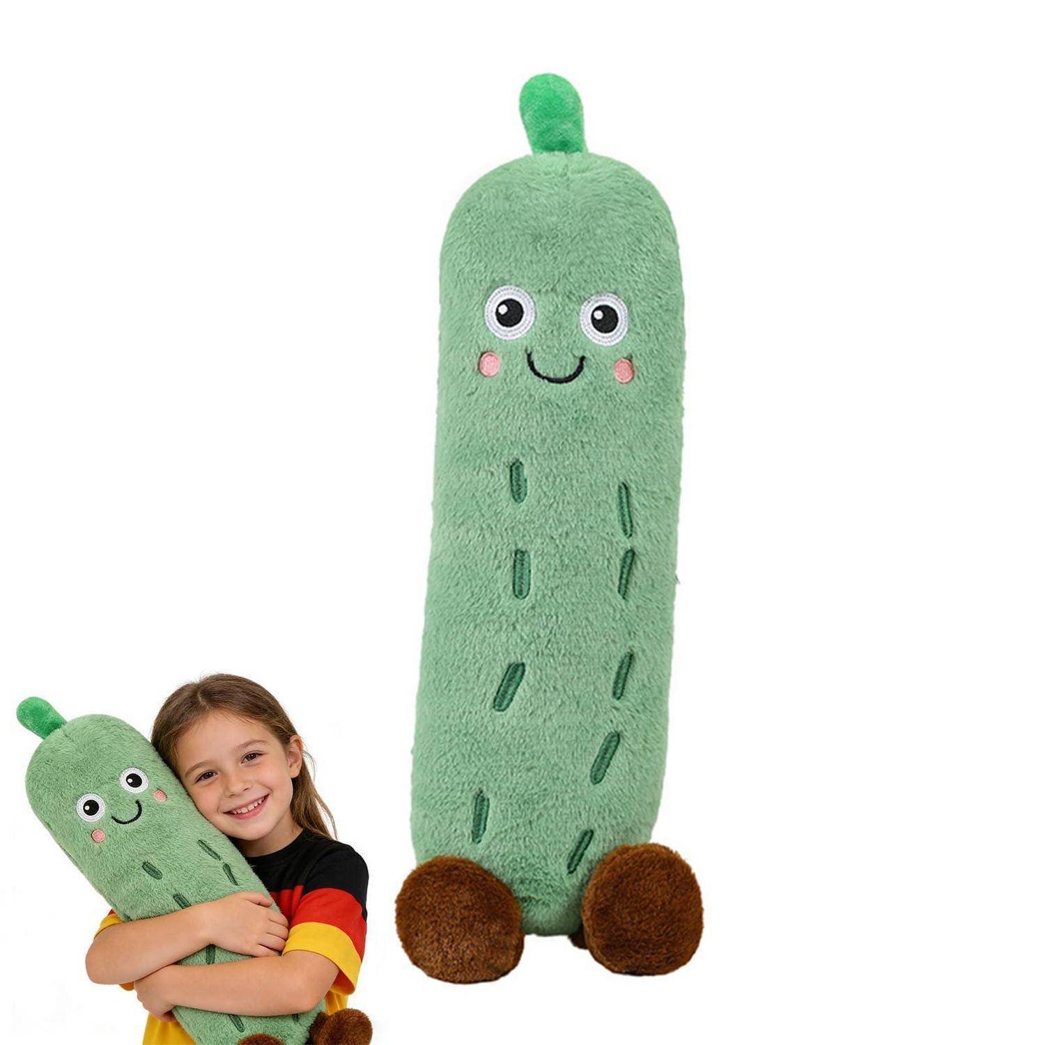 Mädchen, das einen grünen lächelnden Kaktus-Plüsch umarmt, mit einem größeren passenden Kaktus-Kuscheltier neben ihr auf weißem Hintergrund.