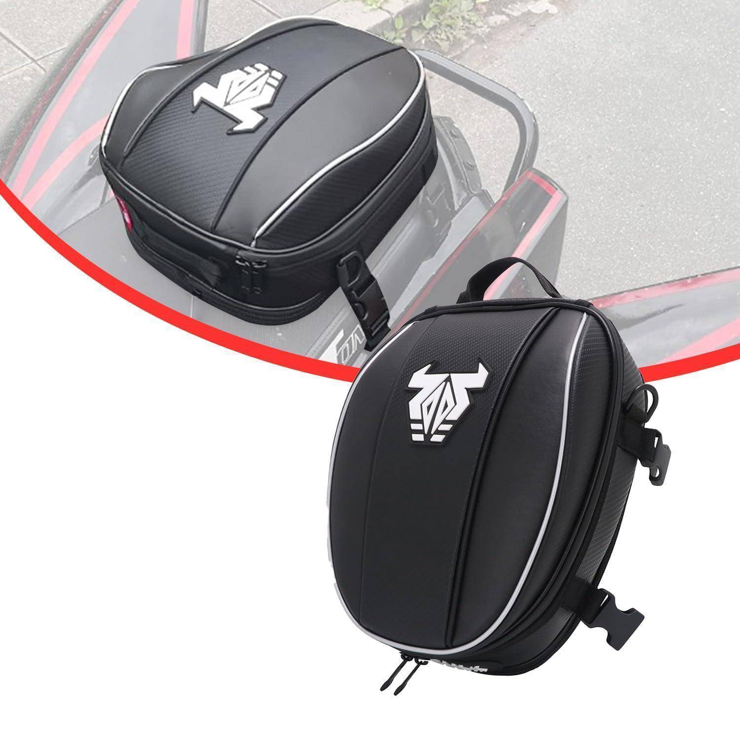 Schwarze Hartschalenmotorrad-Sitztasche mit reflektierendem Besatz und weißem Logo, montiert auf einem Fahrradsattel und als eigenständiges Produkt dargestellt.