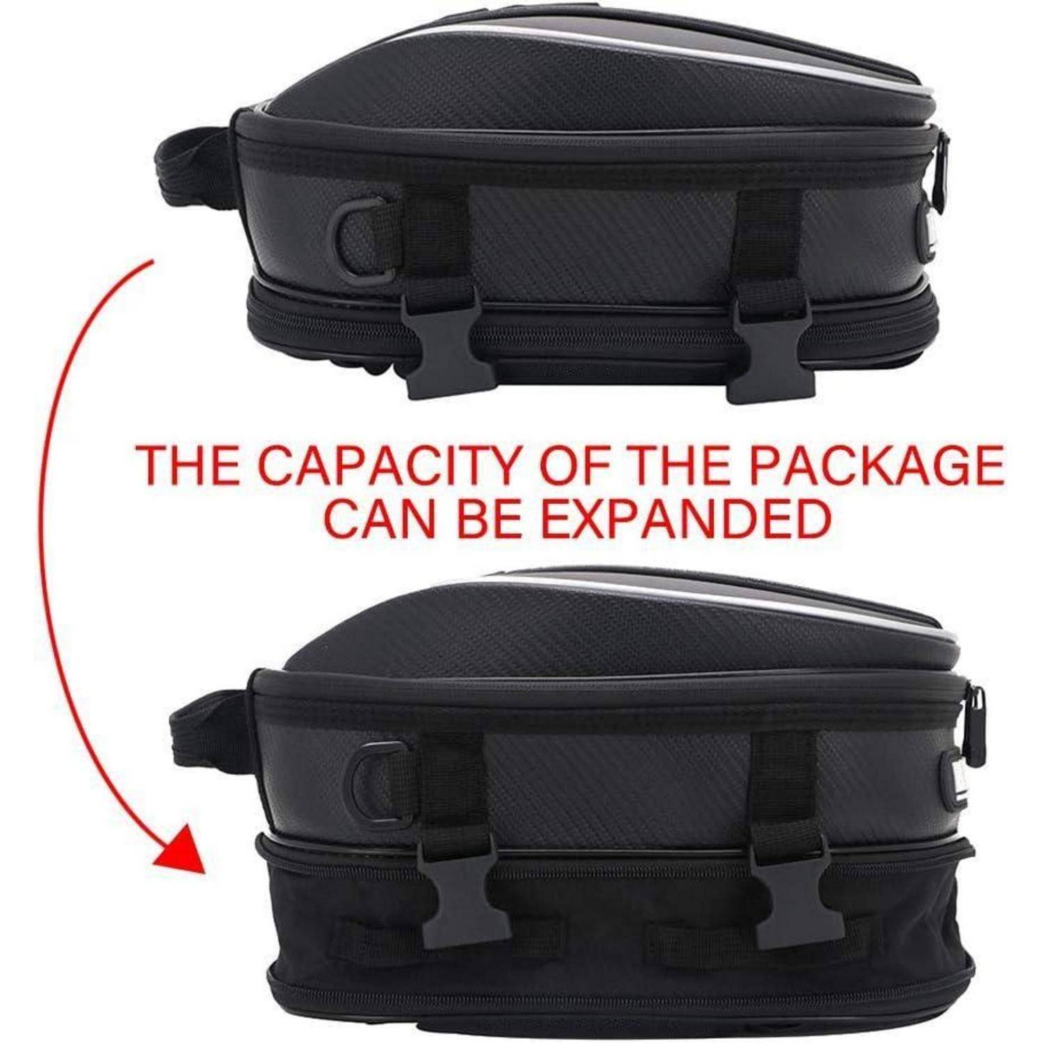 Zwei Ansichten einer schwarzen Tasche mit Reißverschluss, die zeigen die erweiterbare Kapazität, wobei die untere Tasche größer ist als die obere.