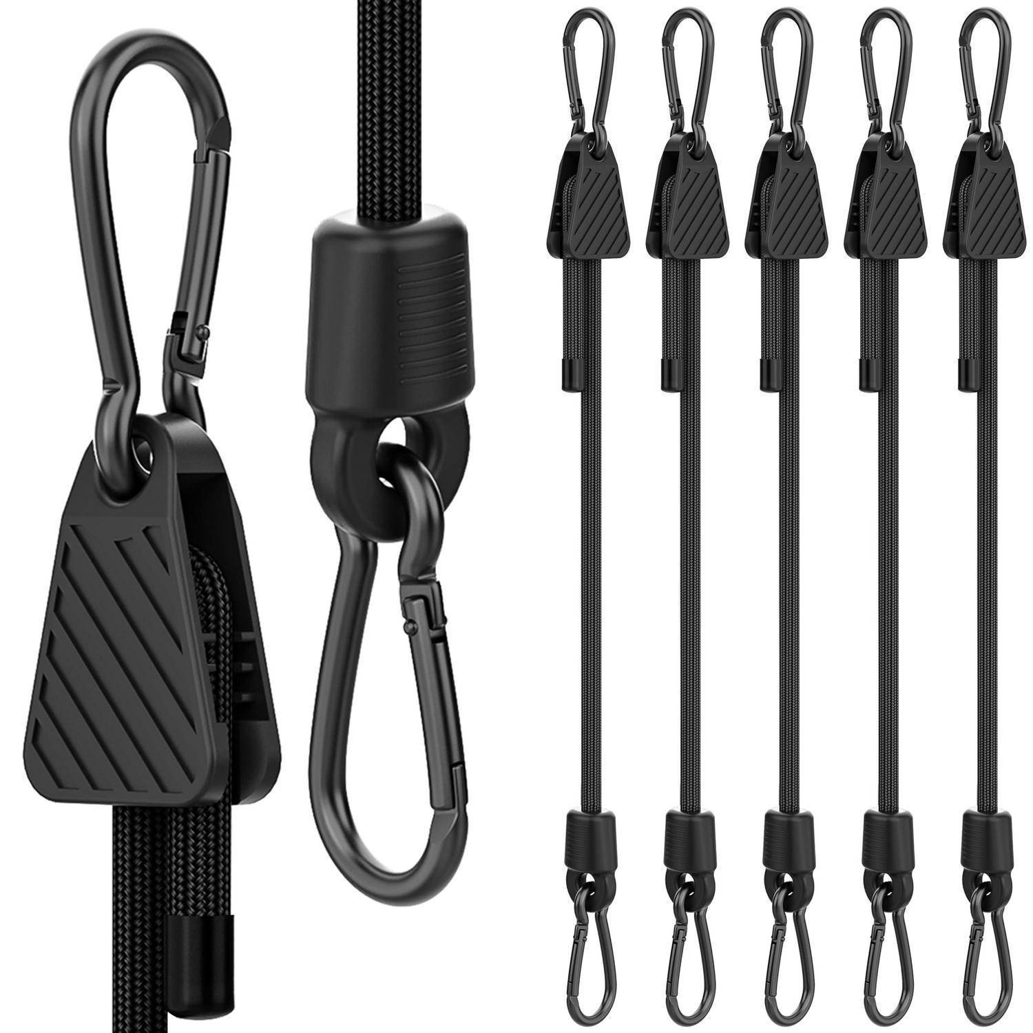 Schwarzes verstellbares Bungee-Seil-Set mit Karabinerhaken und Seilsperren, gezeigt in Nahaufnahme und mehreren Längen auf weißem Hintergrund.