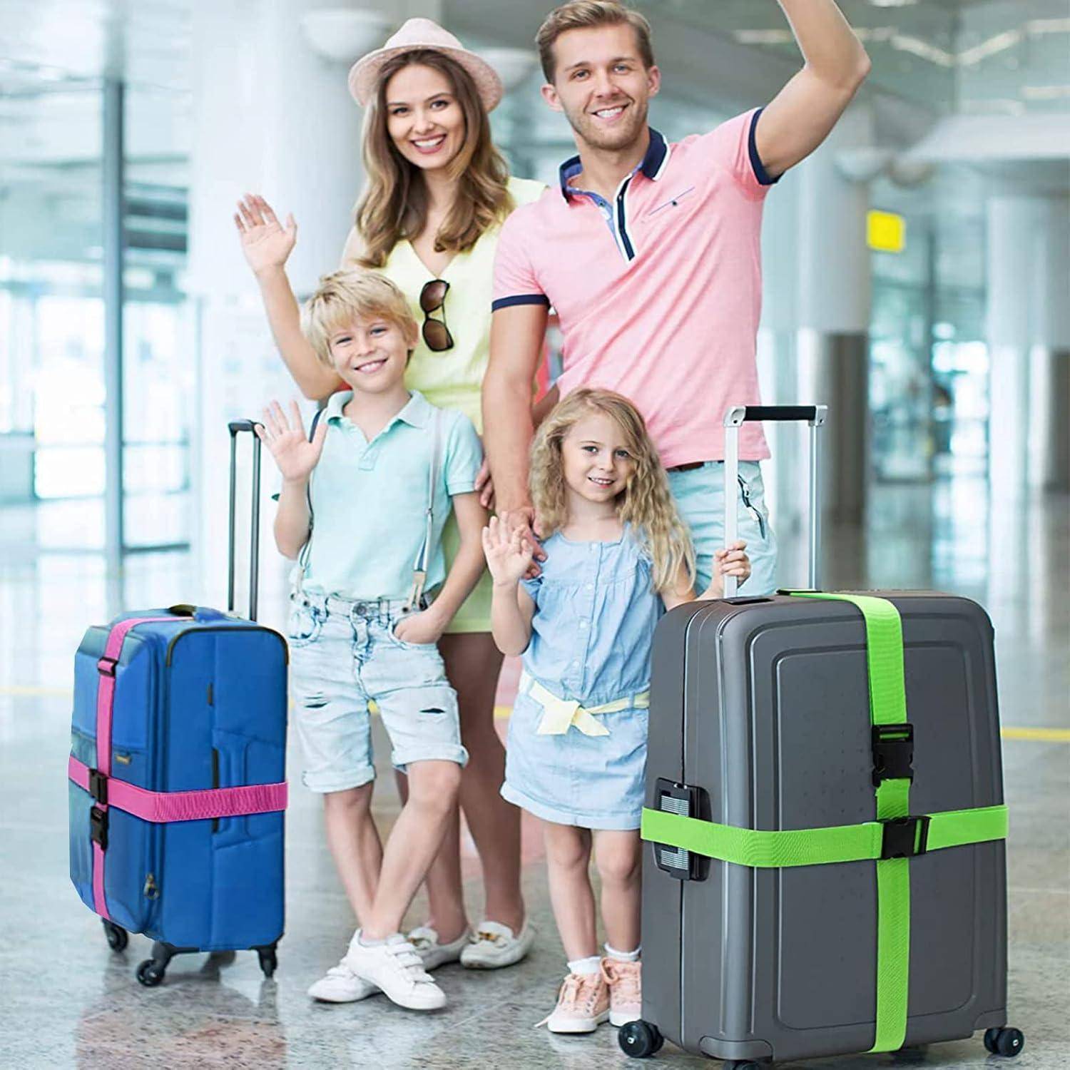 Eine lächelnde vierköpfige Familie winkt am Flughafen neben zwei farbigen Koffern, was darauf hindeutet, dass sie eine Reise antreten.