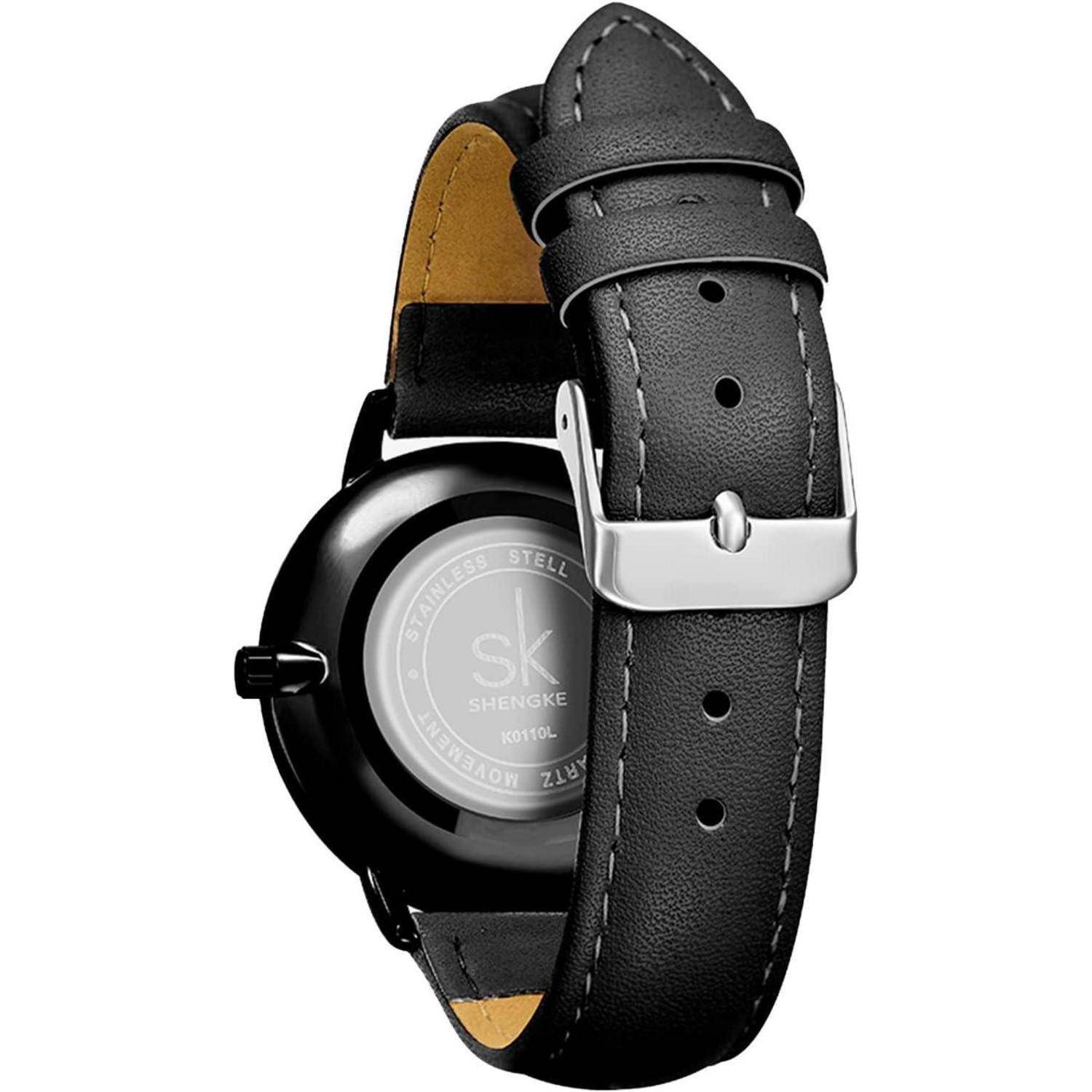 Schwarze Lederarmbanduhr von hinten gezeigt, mit silberner Schnalle und sichtbarer „sk"-Markenbezeichnung auf der Gehäuserückseite.