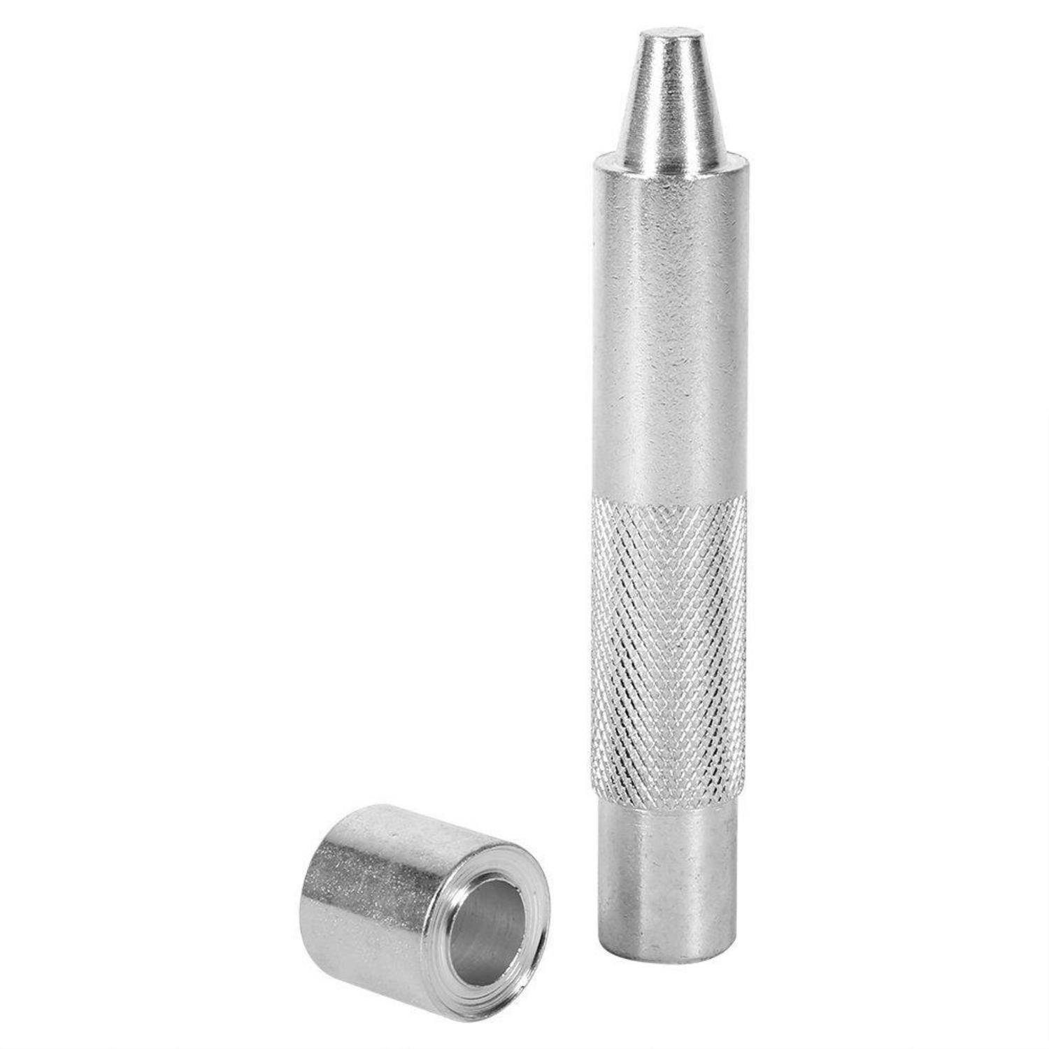 Ein silbernes metallisches hohles Stanzwerkzeug mit gerilltem Griff steht neben seiner abnehmbaren Kappe auf weißem Hintergrund.