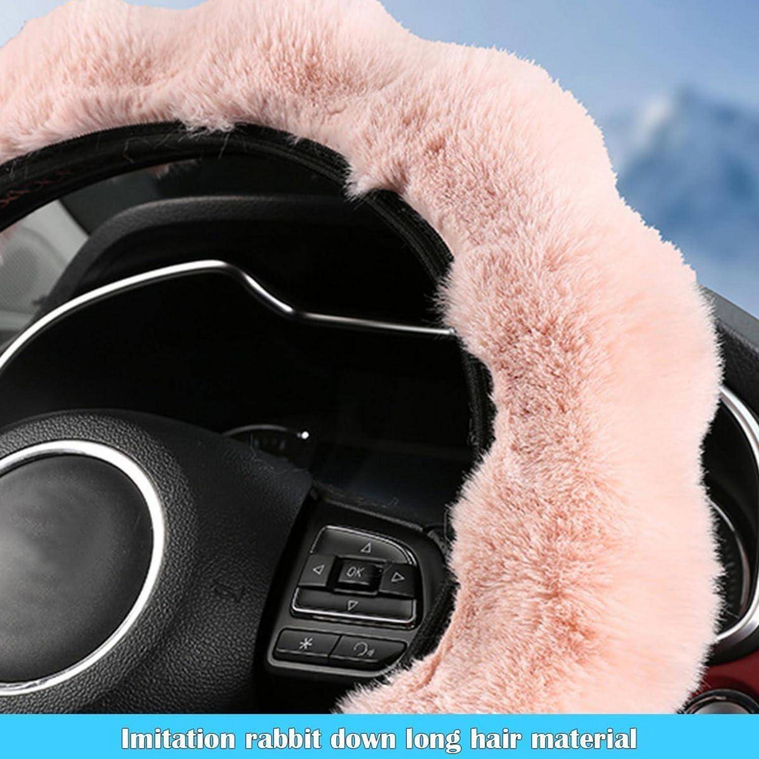 Flauschiger rosa Kunstfell-Lenkradschutz auf einem Auto-Lenkrad, mit Text am unteren Rand, der lautet „Imitation Kaninchen Daunen Langhaarmaterial".