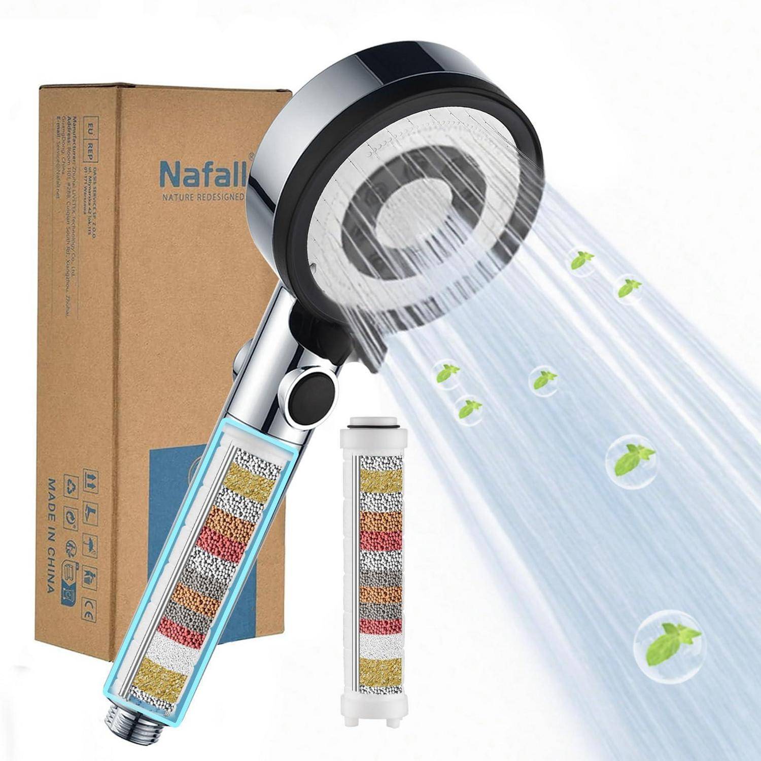 Tragbarer Duschkopf mit integriertem Filter und Ersatzkartusche, abgebildet beim Sprühen von Wasser mit einer Produktverpackung aus Karton im Hintergrund.
