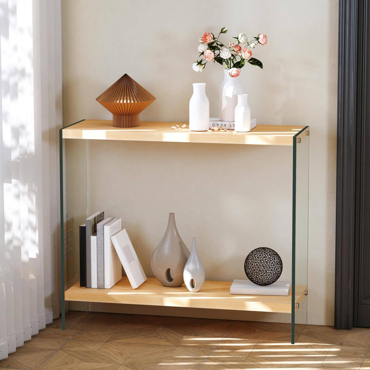 Modernes dekoratives Konsolenregal mit weißen Vasen, Blumen, Büchern und skulpturalen Objekten in einem sonnendurchfluteten Raum.