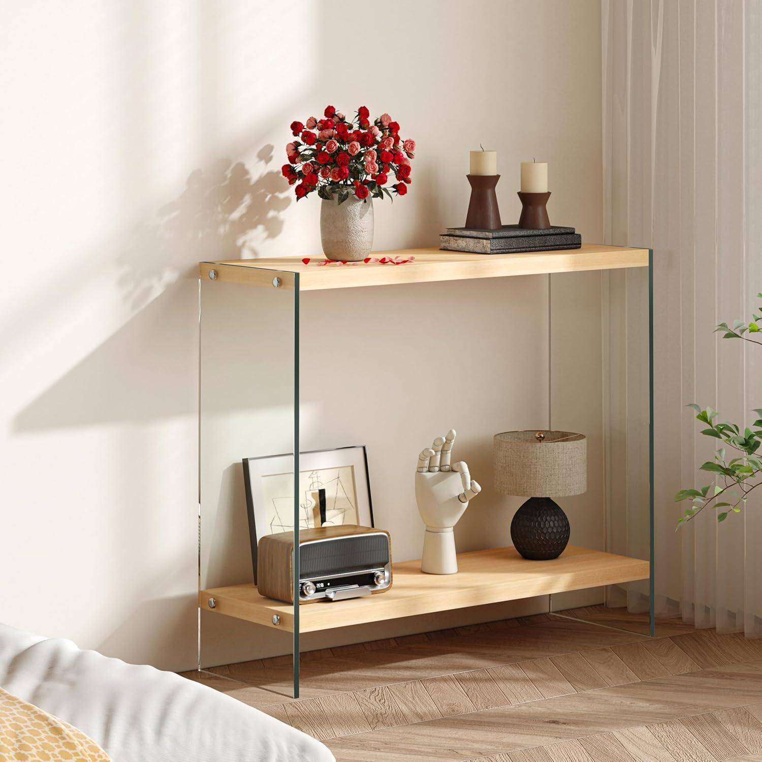Minimalistisches Regal mit roten Blumen, Kerzen, Bilderrahmen, Radio, Handskulptur und Lampe in einem hellen Raum neben einem Bett.