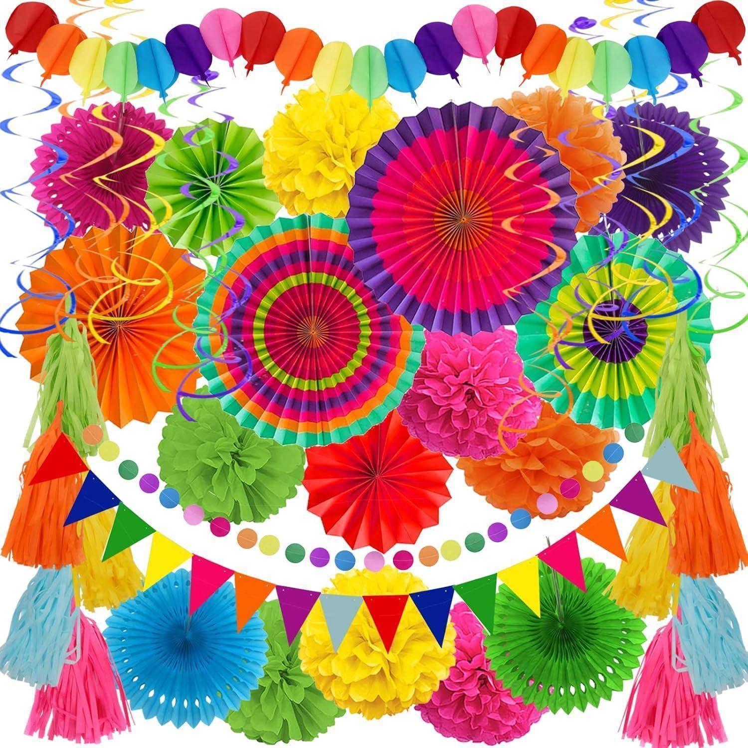 Bunte Partydekoration mit Regenbogen-Papierfächern, Quasten, Wimpelketten und Ballongirlanden auf weißem Hintergrund.