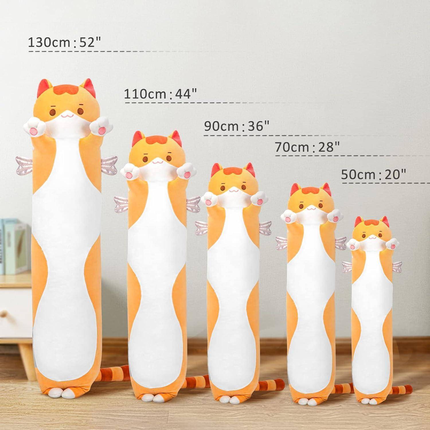 Fünf orange-weiße Katzen-Plüschtiere in absteigenden Größen gezeigt, beschriftet mit 130 cm, 110 cm, 90 cm, 70 cm und 50 cm Höhe.