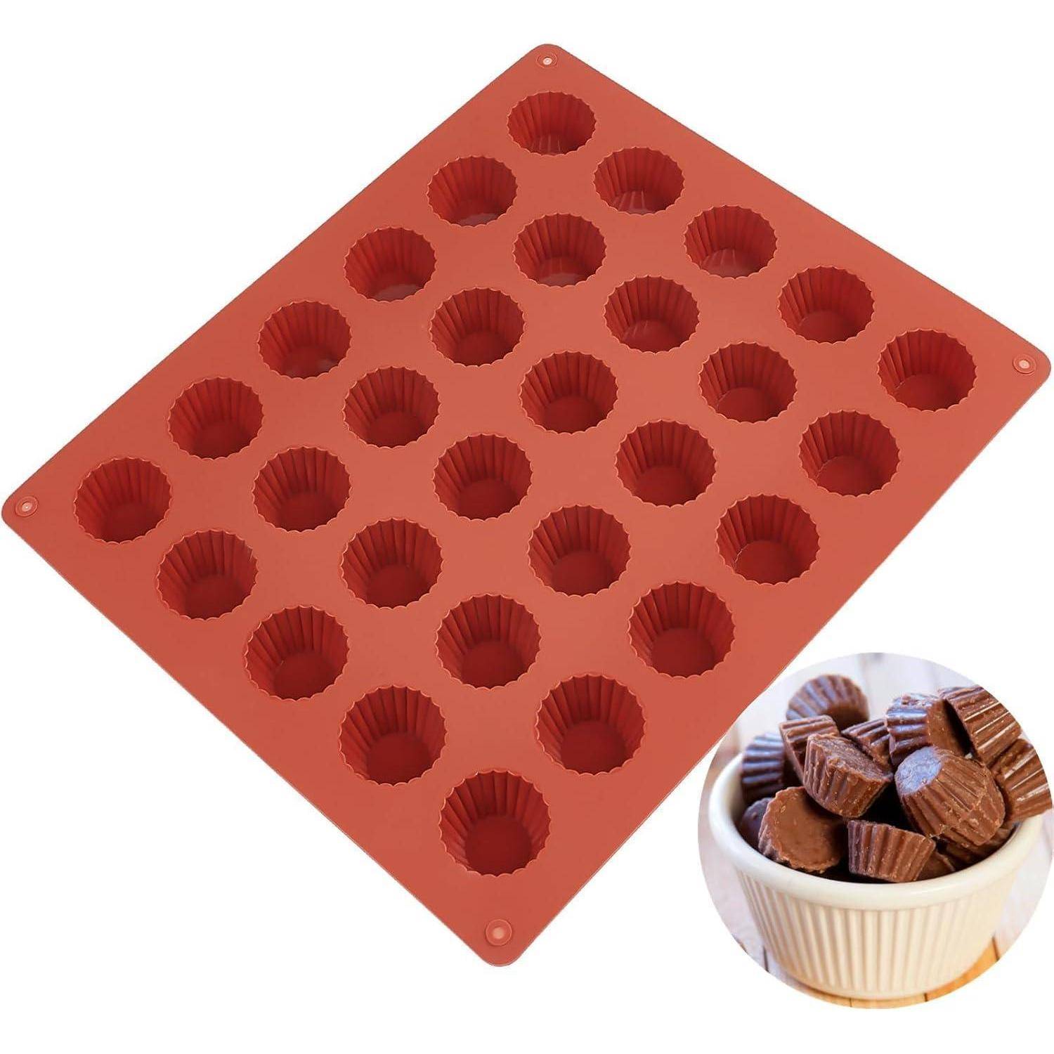 Rote Silikon-Backform mit 24 gerippten Mulden zur Herstellung von Mini-Leckereien oder Pralinen, gezeigt mit einem kleinen Detailfoto von fertigen Schokoladenbechern in einer Schüssel.