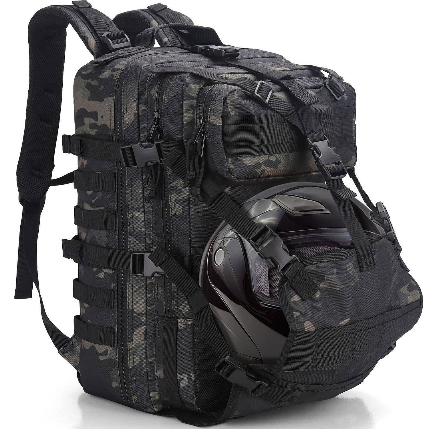 Rucksack in Tarnmuster mit Riemen und Fächern, der einen Motorradhelm in einer vorne angebrachten Tasche hält.