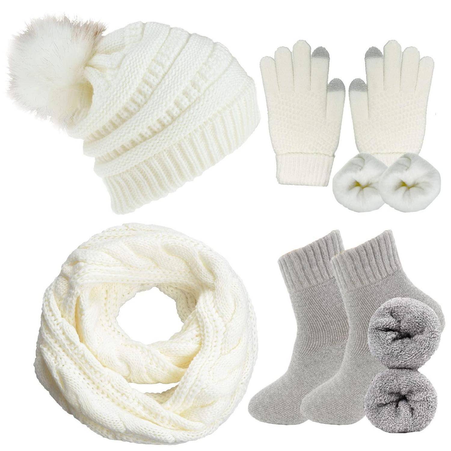 Satz von Winteraccessoires: zwei Strickmützen, zwei Paar Handschuhe, ein Infinity-Schal und zwei Paar Socken in Weiß und Grau.