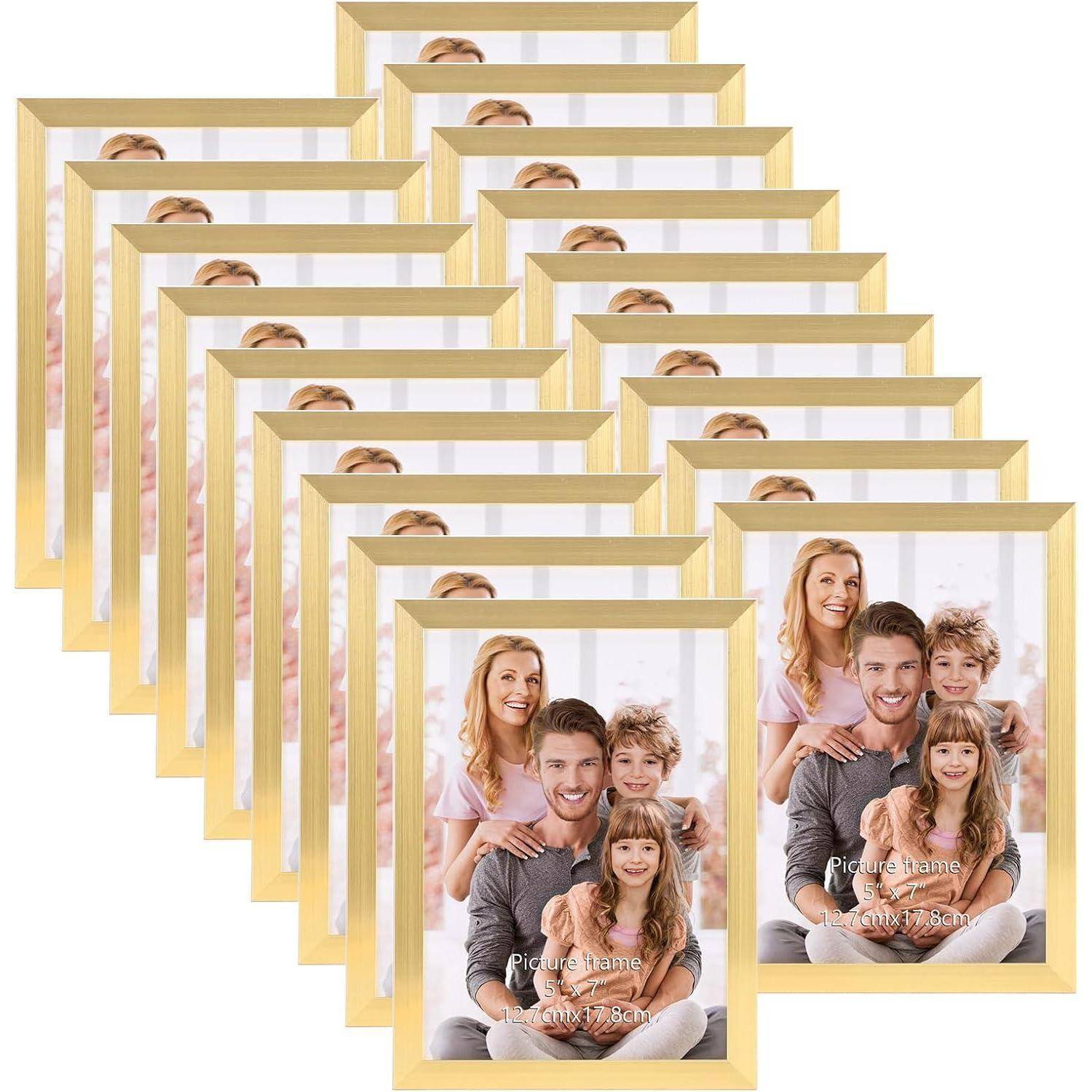 Ein Stapel von sich überlappenden goldenen Bilderrahmen, wobei der vordere Rahmen eine lächelnde vierköpfige Familie zeigt, die für ein Porträt posiert.