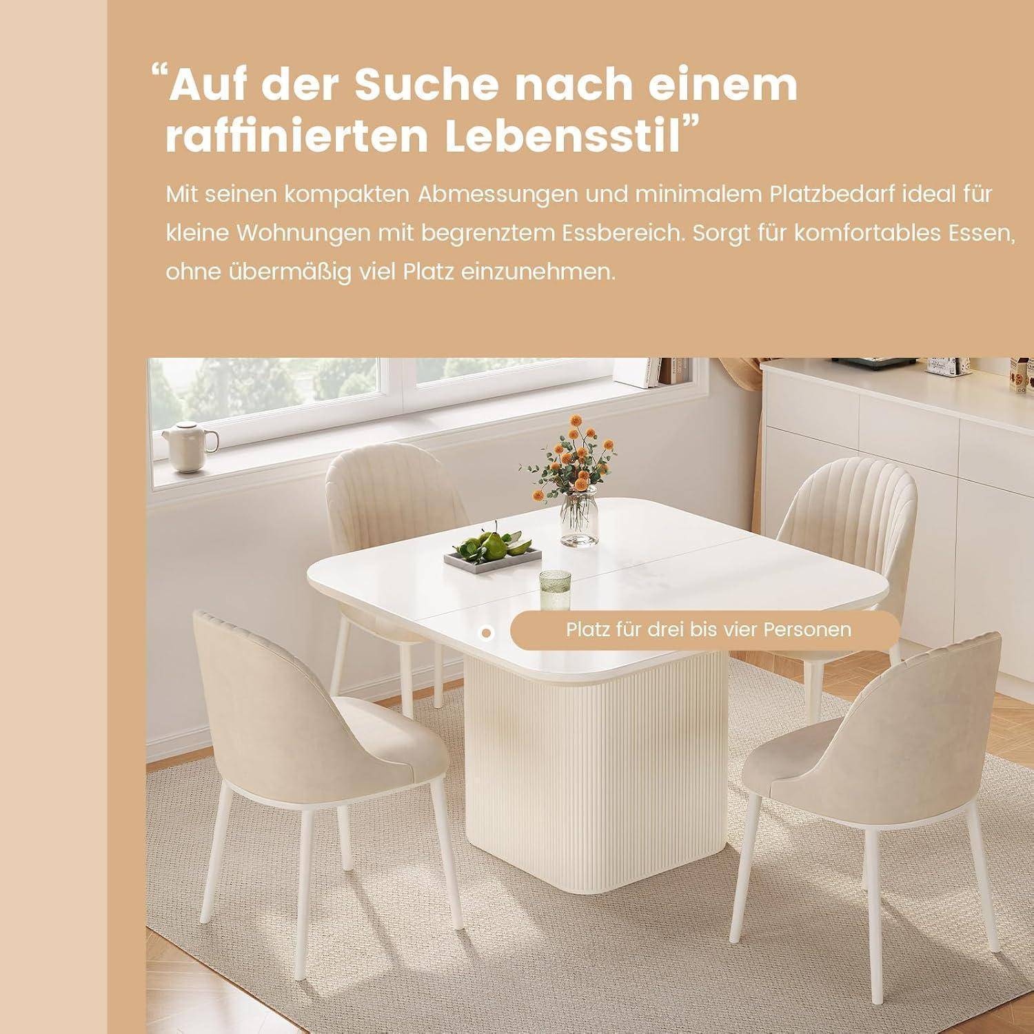 Werbebild eines kompakten weißen Esstisches mit vier cremefarbenen Stühlen in einer hellen Wohnung, beschriftet mit „Auf der Suche nach einem raffinierten Lebensstil