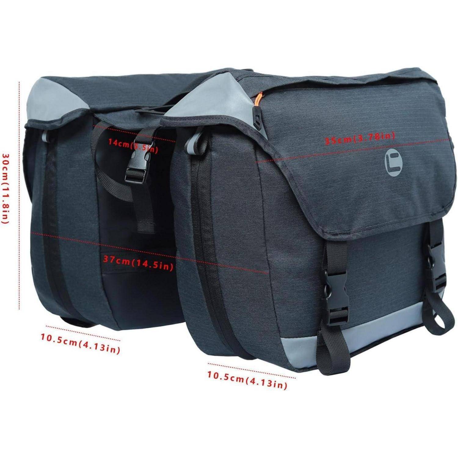 Dunkelgraue Fahrrad-Gepäckträgertasche mit Klappenabschluss und verstellbaren Riemen, mit roten Messbeschriftungen, die Abmessungen anzeigen.
