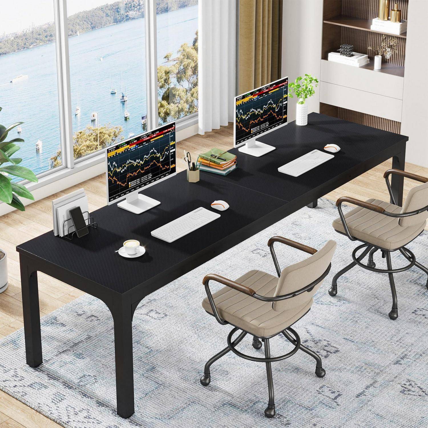 Modernes Homeoffice mit zwei Desktop-Computern, die Aktiencharts auf einem langen schwarzen Schreibtisch anzeigen, neben großen Fenstern mit Blick auf Wasser, zwei Drehstühlen und minimalistischer Einrichtung.