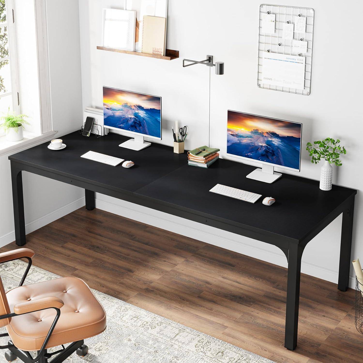 Modernes minimalistisches Homeoffice mit einem langen schwarzen Schreibtisch, zwei Computermonitoren, Tastatur und Maus, Wandregalen, einer Schreibtischleuchte und einem Stuhl in einem hellen Raum.