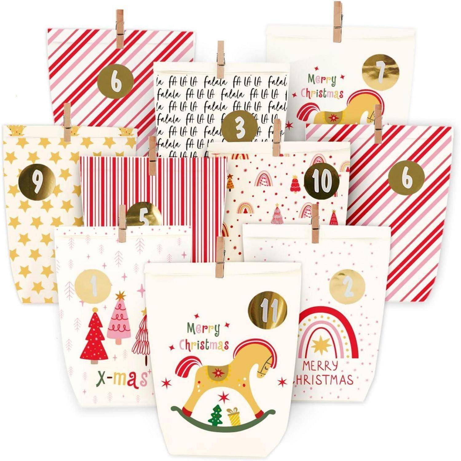 Weihnachts-Adventskalender mit nummerierten Taschen 1 bis 11, verziert mit festlichen Mustern wie Streifen, Sternen, Regenbögen, Bäumen und einem Schaukelpferd.