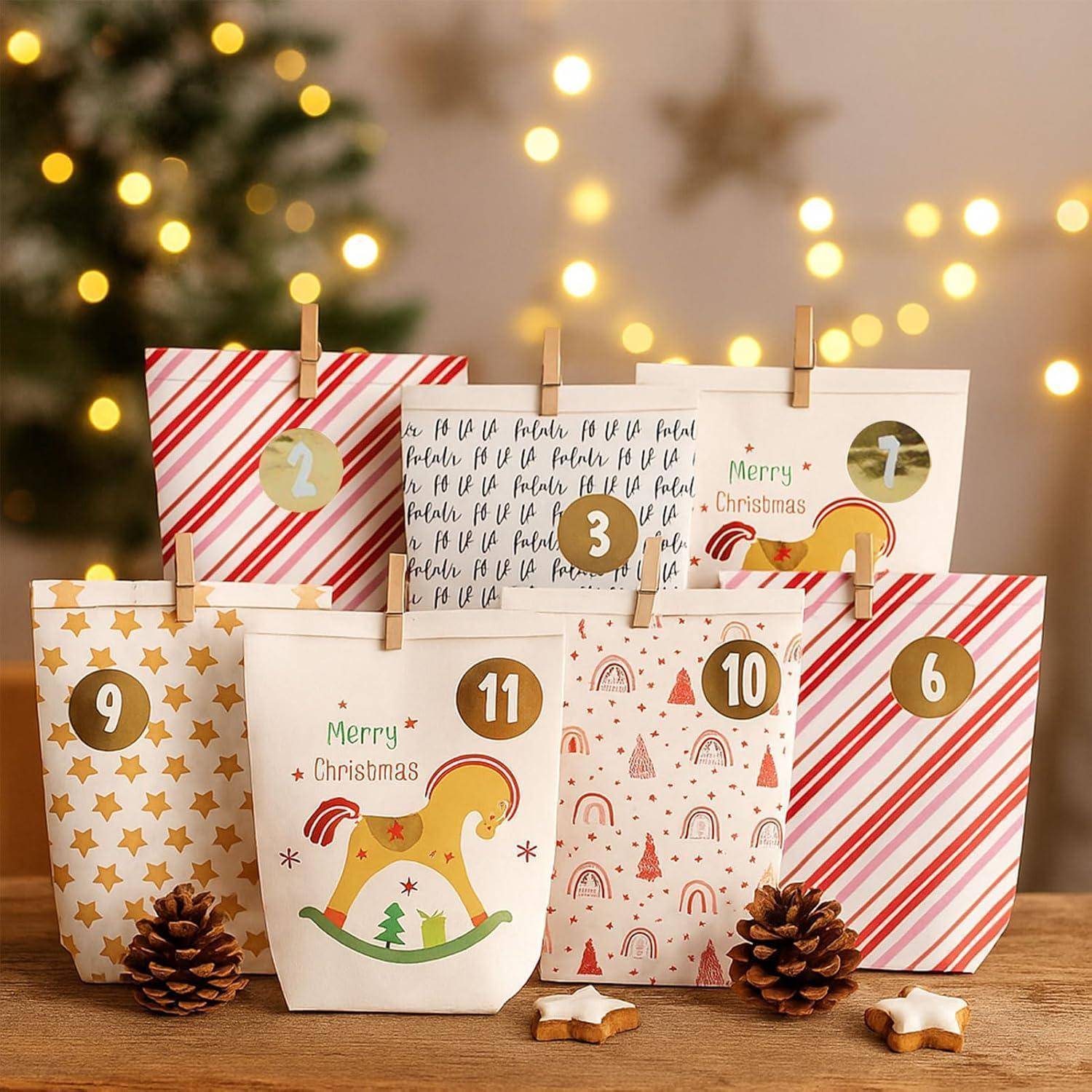 Sortierte Weihnachtsgeschenktüten, die wie eine Adventsanzeige angeordnet sind, nummeriert von 1 bis 11 mit Weihnachtsmotiven und 