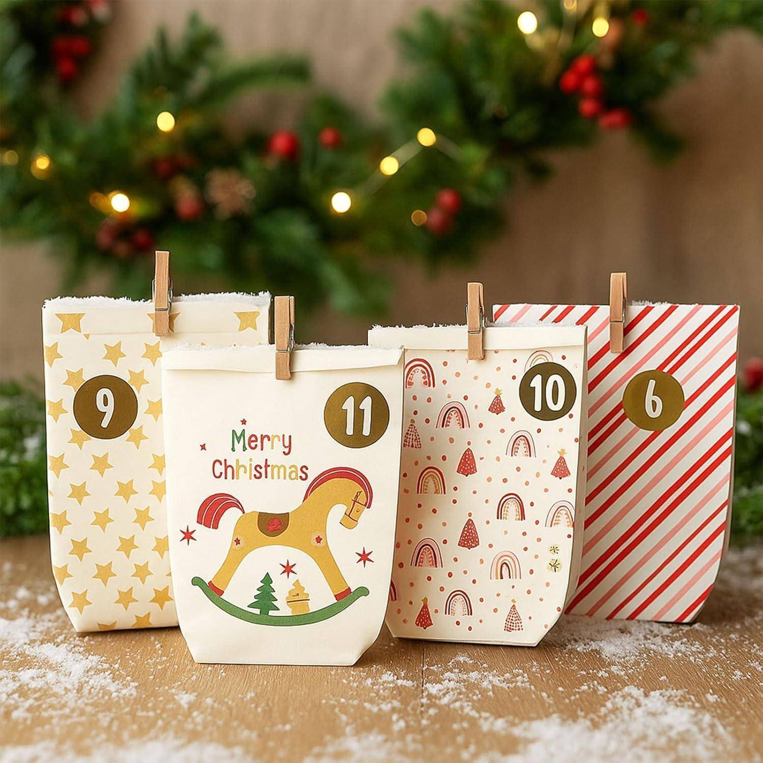 Vier nummerierte Weihnachtsgeschenktüten, die an einer Schnur befestigt sind, mit festlichen Weihnachtsmustern und einer Tasche mit der Aufschrift „Frohe Weihnachten