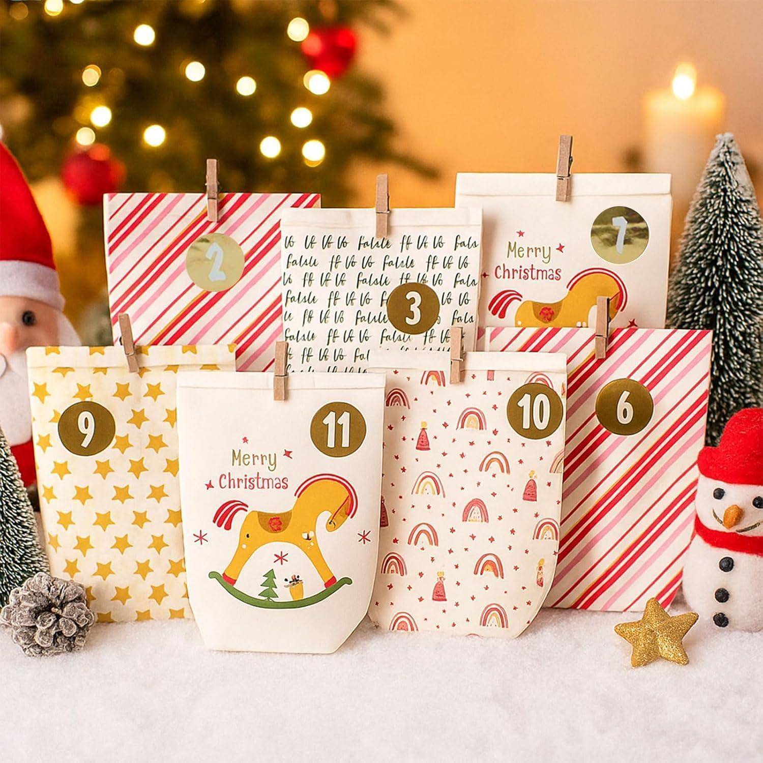 Festliche Weihnachts-Adventskalender-Säcke nummeriert von 1 bis 11, mit Clips zur Anzeige befestigt mit Weihnachtsmustern, neben Kerzen, Baum und Schneemann-Dekoration.