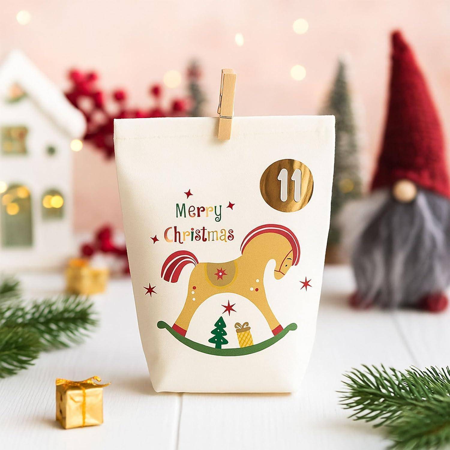 Weihnachtlicher Adventskalender-Beutel mit einer Wäscheklammer, beschriftet mit „Frohe Weihnachten