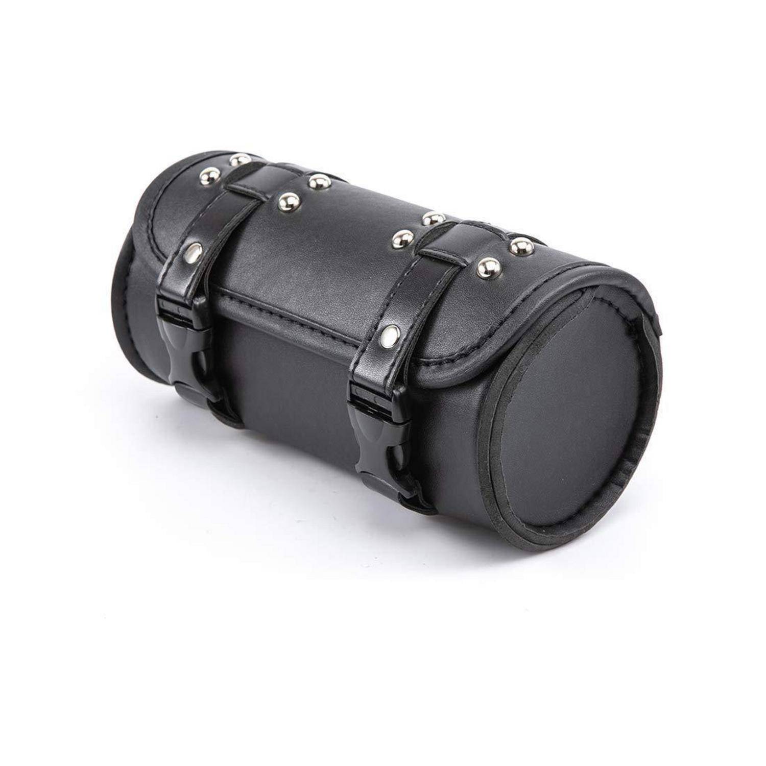 Schwarze zylindrische Lederspeicherkassette mit zwei Schnallengurten und Metallnieten, dargestellt auf weißem Hintergrund.