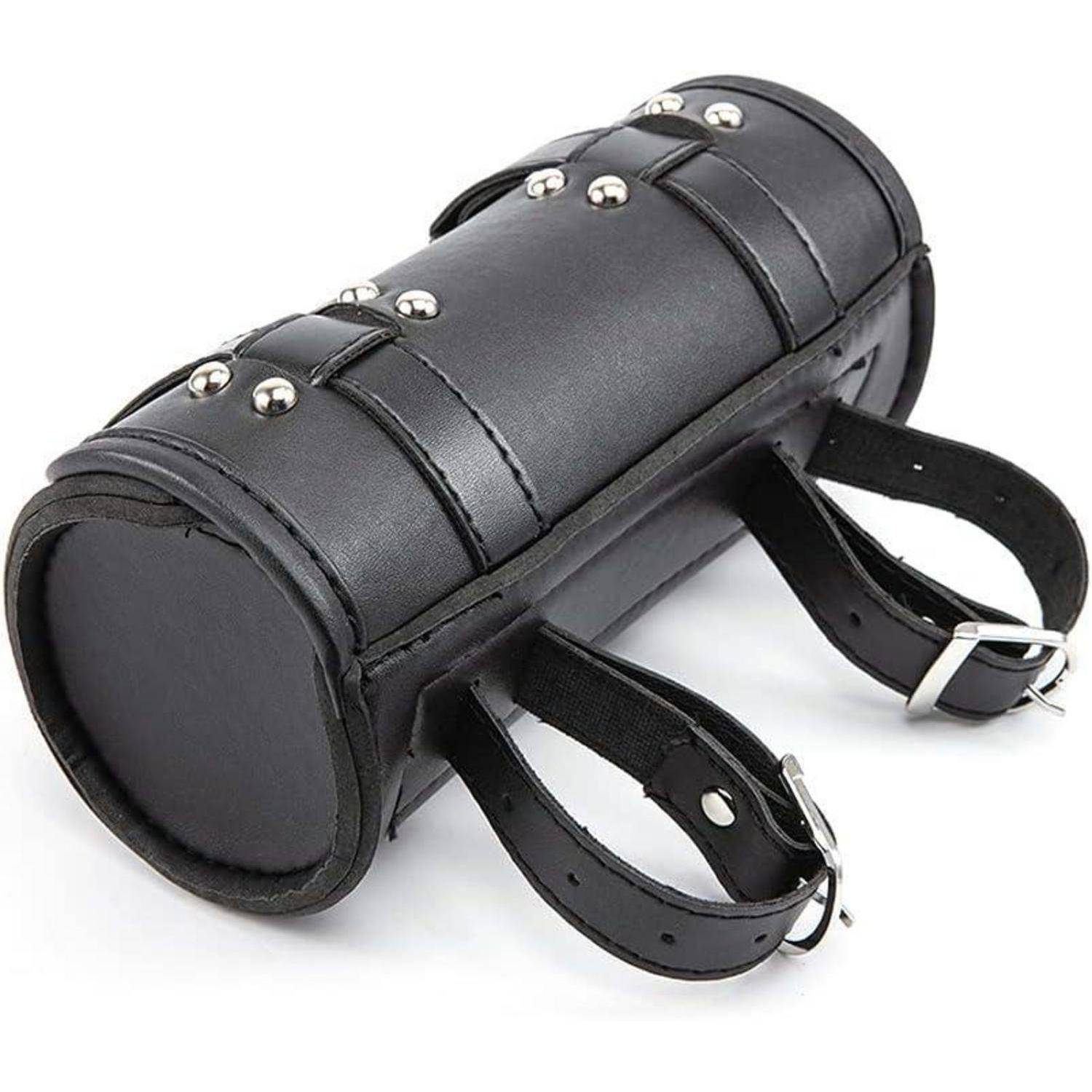 Schwarze Leder-Armmanschette in Zylinderform mit Metallnieten und verstellbaren Schnallengurten auf weißem Hintergrund.