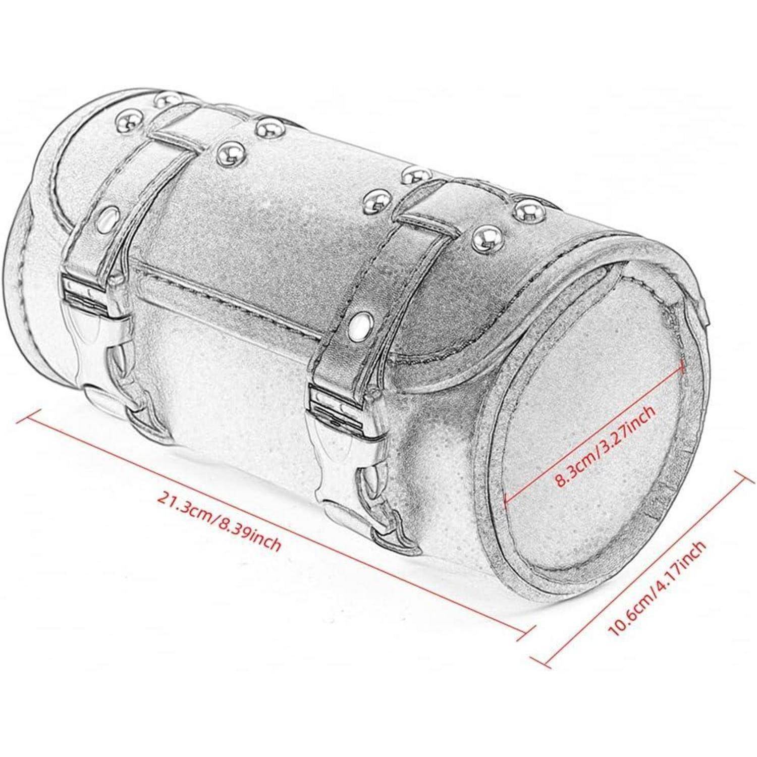 Skizze einer zylindrischen Lederrollentasche mit Schnallen, dargestellt mit Abmessungen: 21,3 cm lang, 10,6 cm breit, 8,3 cm Öffnung.
