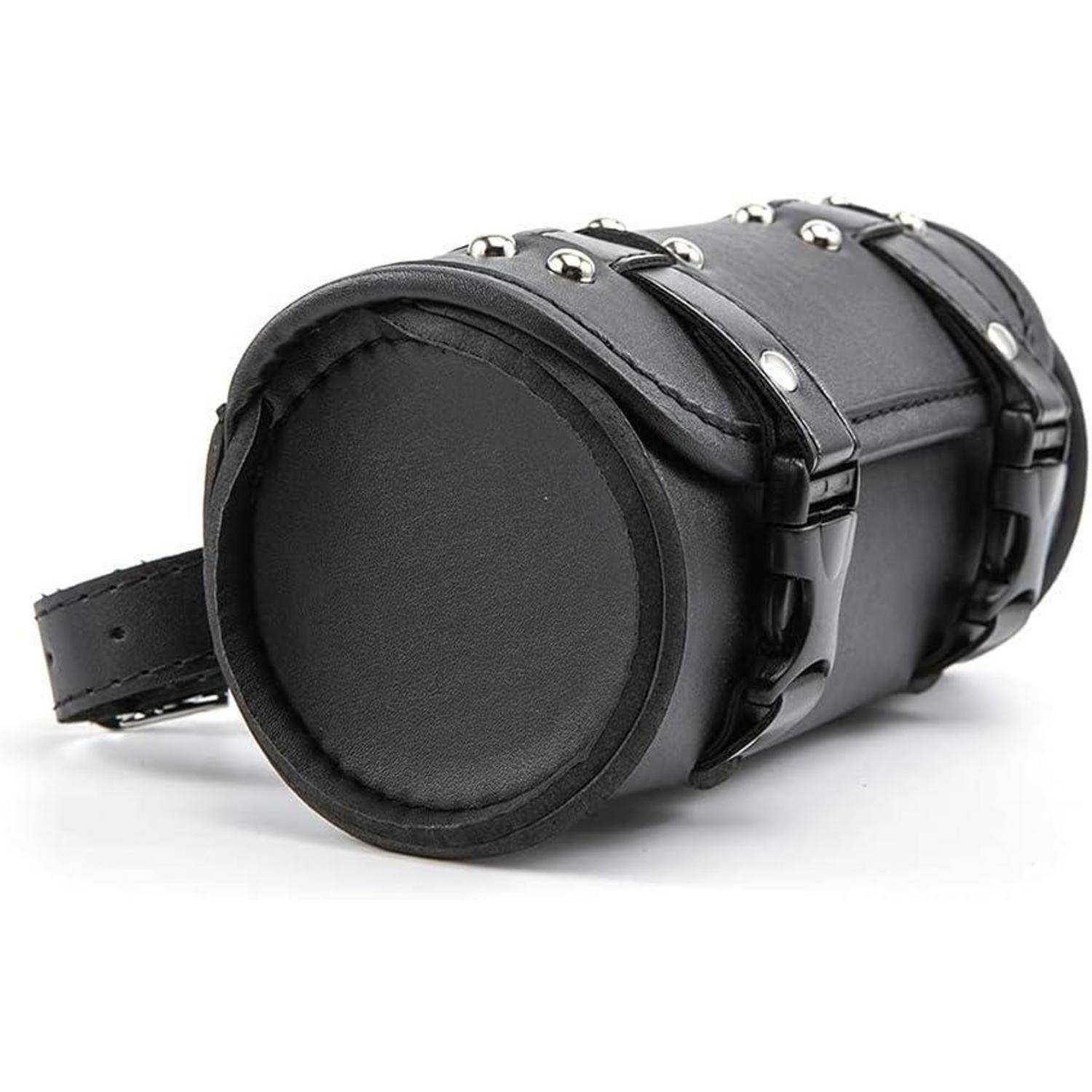 Schwarze Ledertasche oder Behälter in Zylinderform mit verschnallten Riemen und Nieten, dargestellt auf weißem Hintergrund